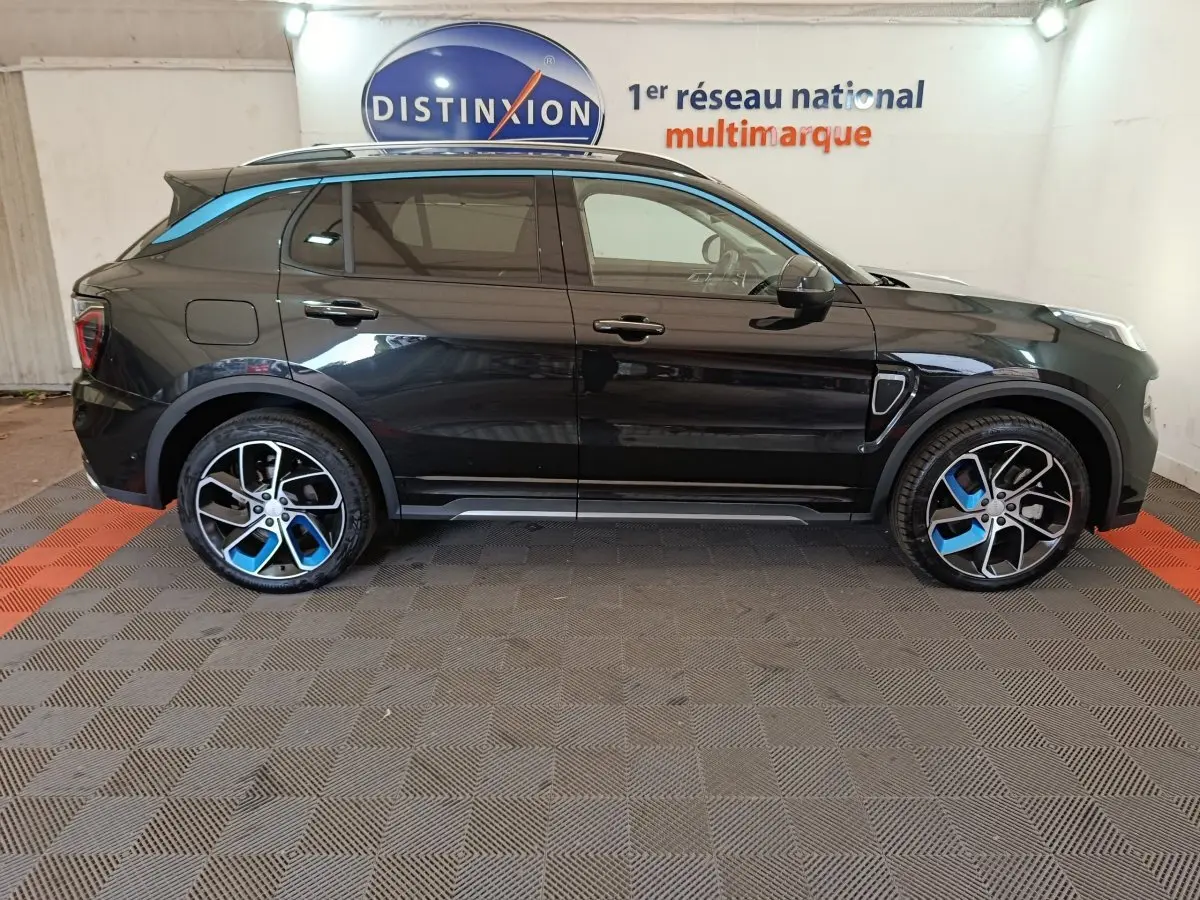 Vue de profil côté gauche du SUV noir Link & Co 01 hybride rechargeable avec jantes noires et bleues distinctives.