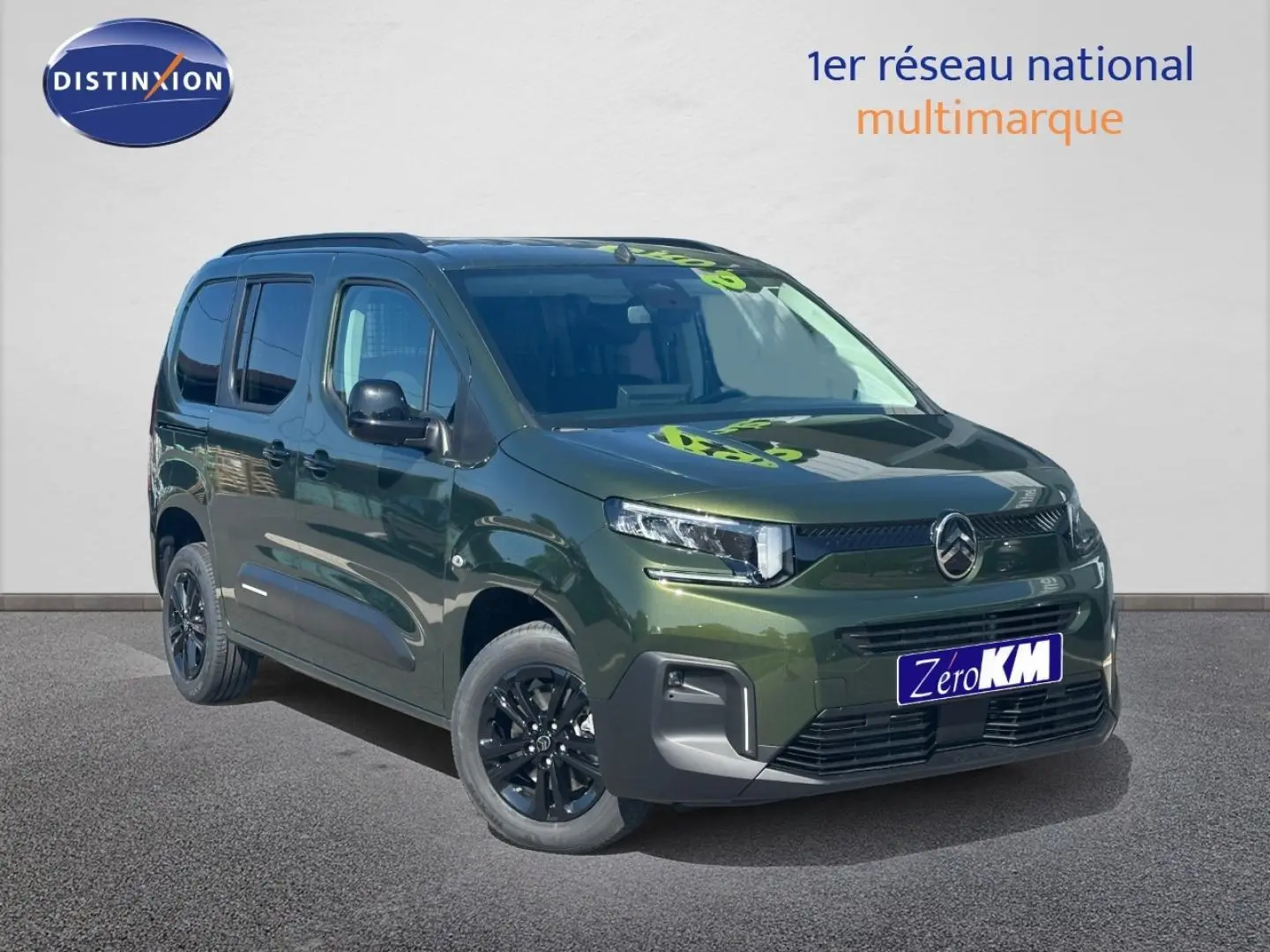 Vue 3/4 avant du Citroën Berlingo 2026 en vert Sirkka Green avec jantes noires et barres de toit visibles.