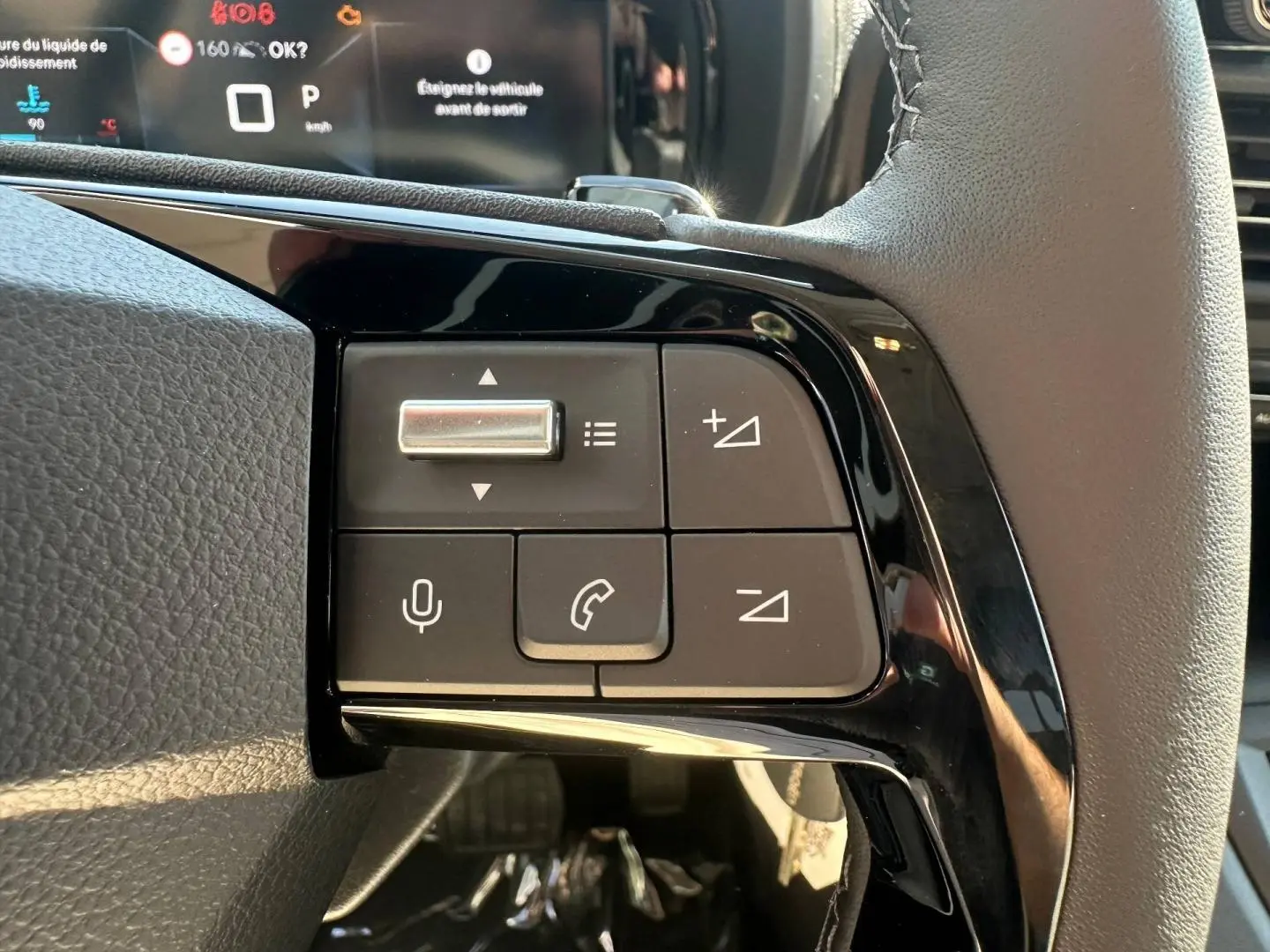 Gros plan sur les commandes au volant côté gauche du Citroën Berlingo 2026, finition Sirkka Green.