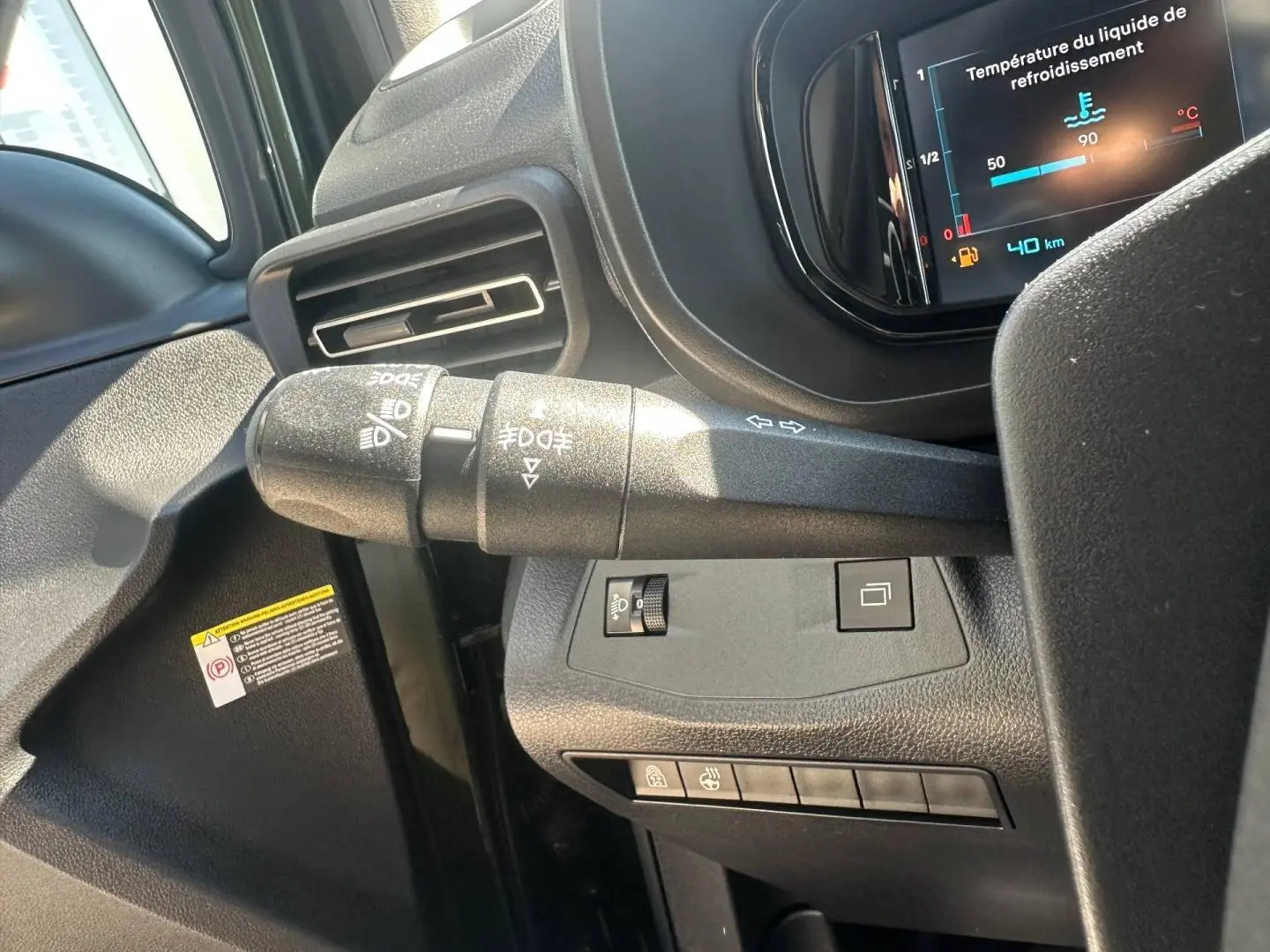 Gros plan sur la commande des phares et clignotants côté gauche du tableau de bord du Citroën Berlingo Sirkka Green.