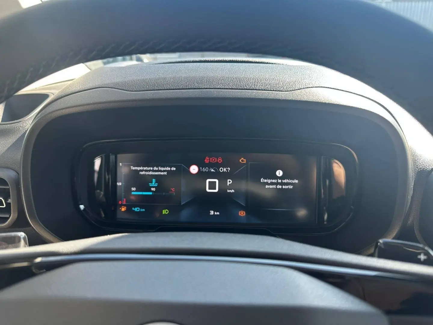 Tableau de bord numérique du Citroën Berlingo M 1.5 BlueHDi 130ch en vue frontale, affichage des alertes et vitesse à 0 km/h.