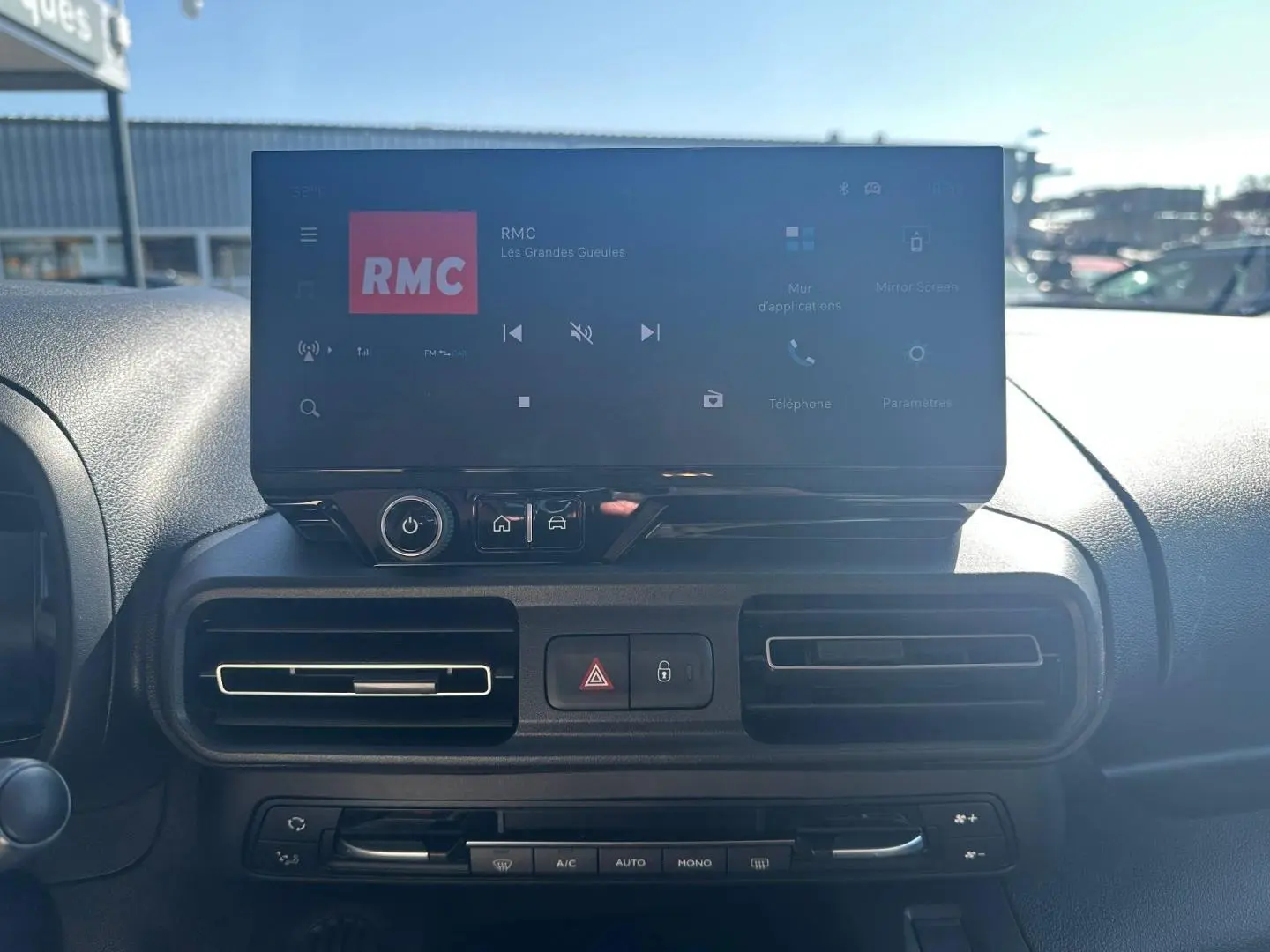Tableau de bord de Citroën Berlingo M 1.5 BlueHDi 130ch PLUS 2026 avec écran tactile et commandes climatisation en vue frontale.