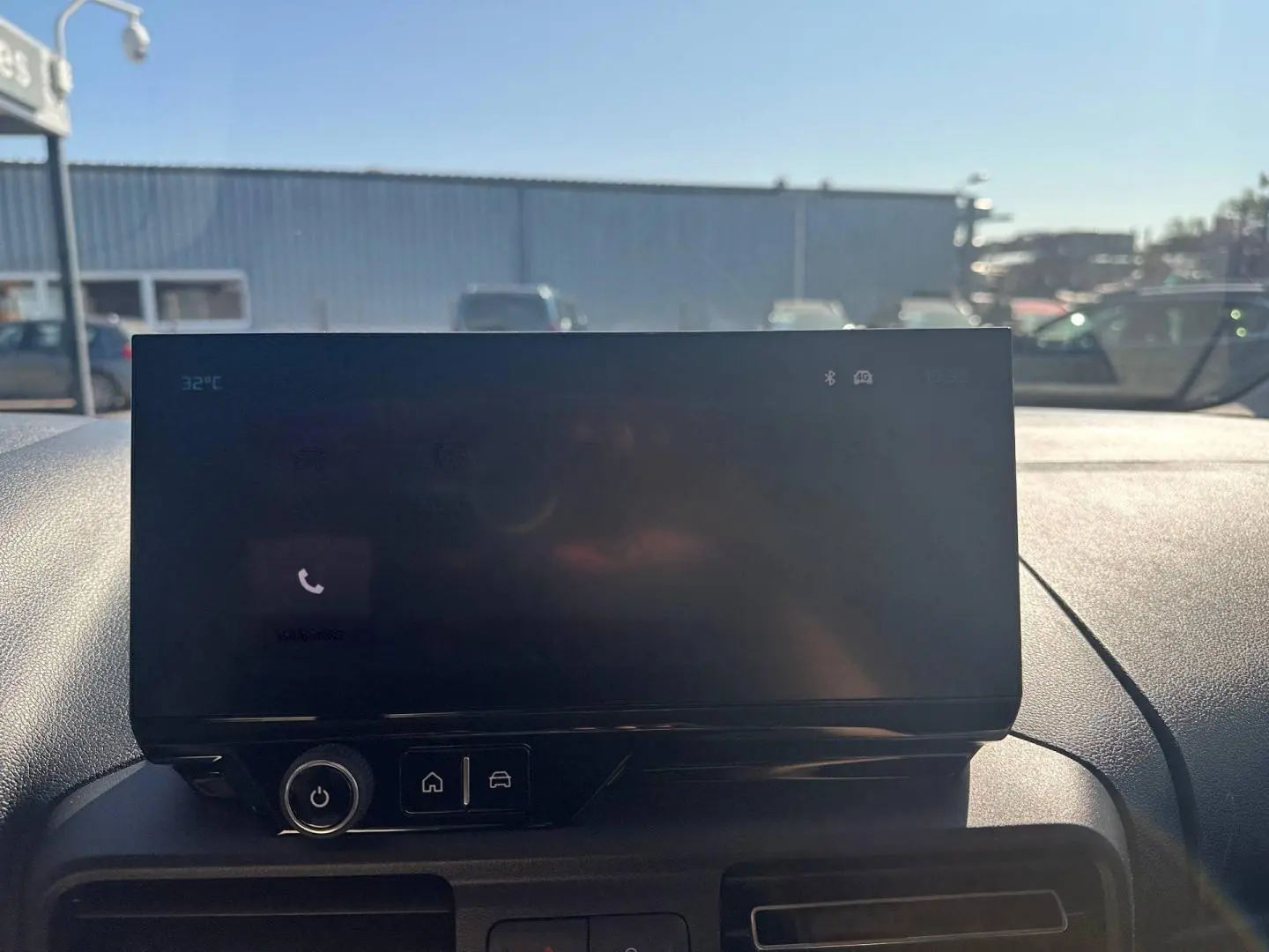 Intérieur du Citroën Berlingo 2026, écran tactile central avec commandes sous lumière naturelle.