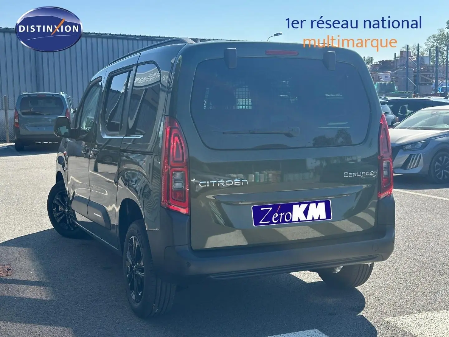 Vue 3/4 arrière droite d'un Citroën Berlingo 2026 vert Sirkka avec vitres arrière teintées et jantes noires.
