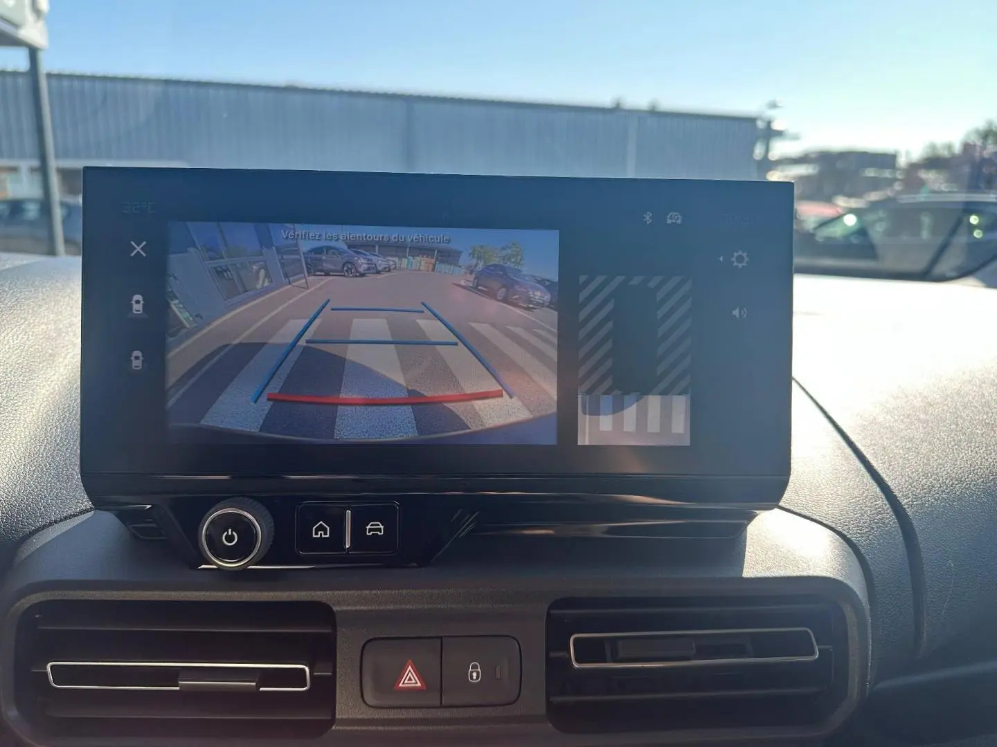 Écran tactile intérieur du Citroën Berlingo 2026 montrant la caméra de recul avec guidage de trajectoire.