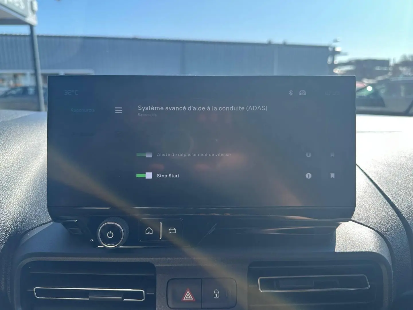 Écran tactile du système d’aide à la conduite dans un Citroën Berlingo 2026, vue intérieure avant.