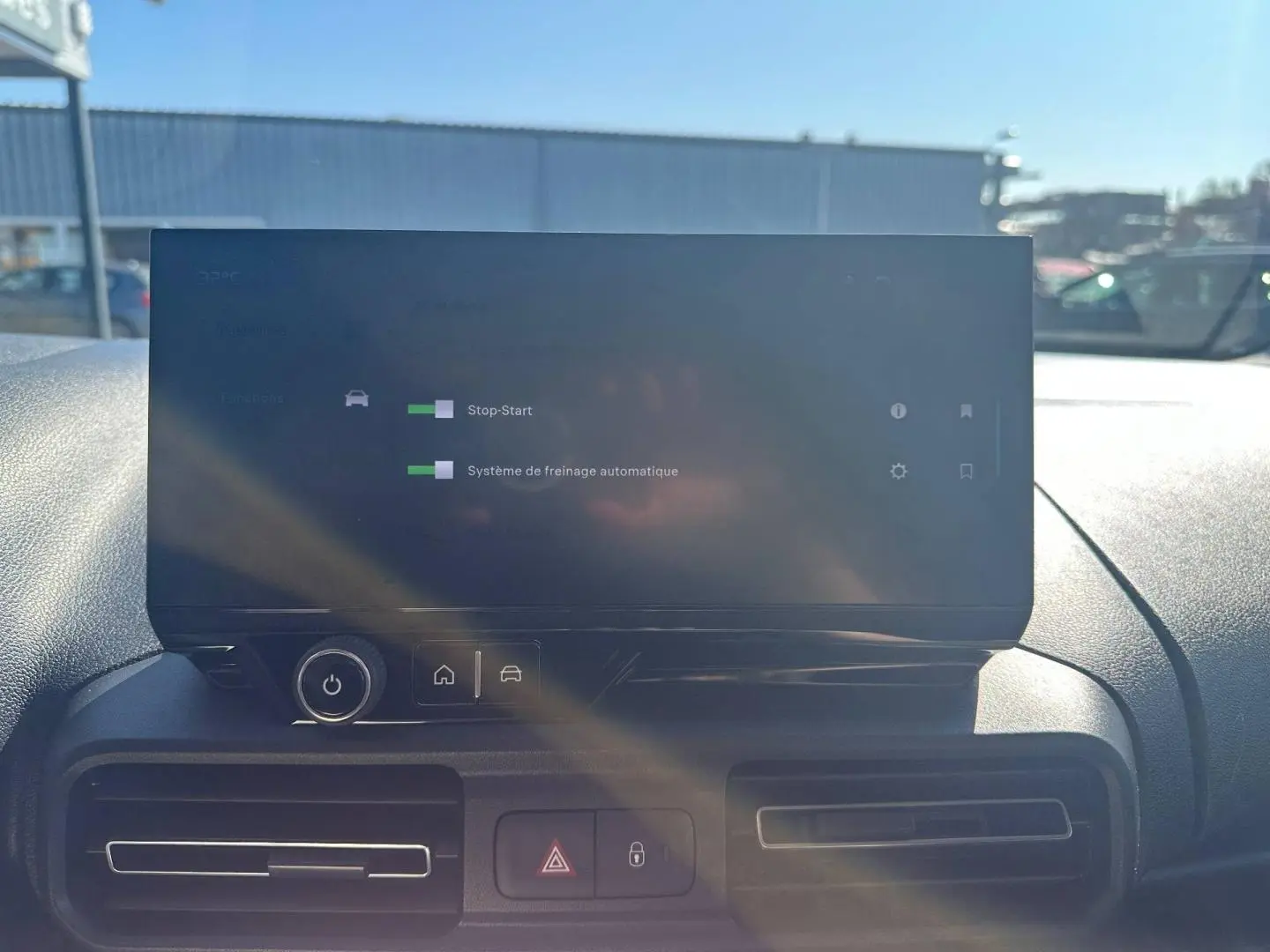 Écran tactile du tableau de bord du Citroën Berlingo 2026, affichant les fonctions Stop-Start et freinage automatique.