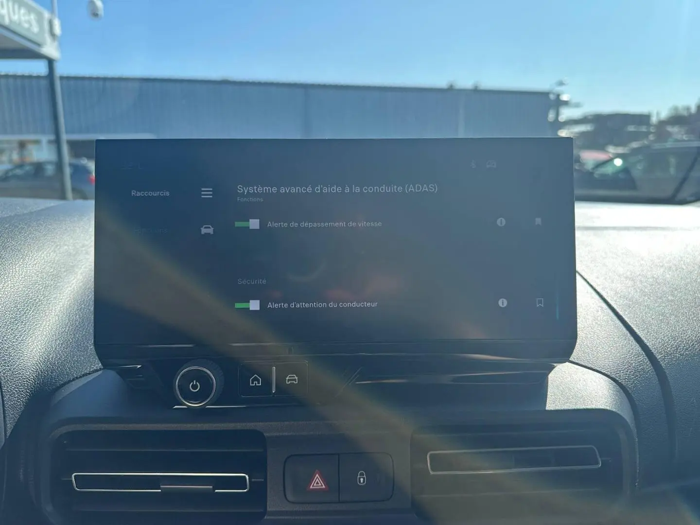Écran tactile intérieur du Citroën Berlingo 2026 affichant le système avancé d'aide à la conduite.