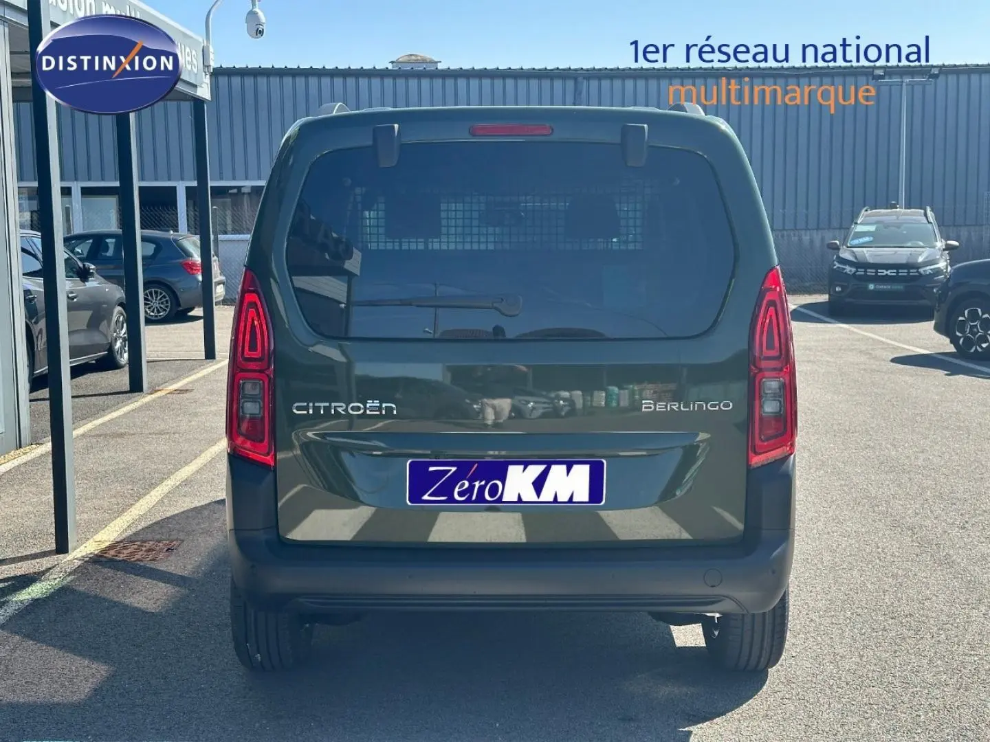 Vue arrière d'un Citroën Berlingo 2026 Sirkka Green avec feux LED et plaque Zéro KM sur parking.