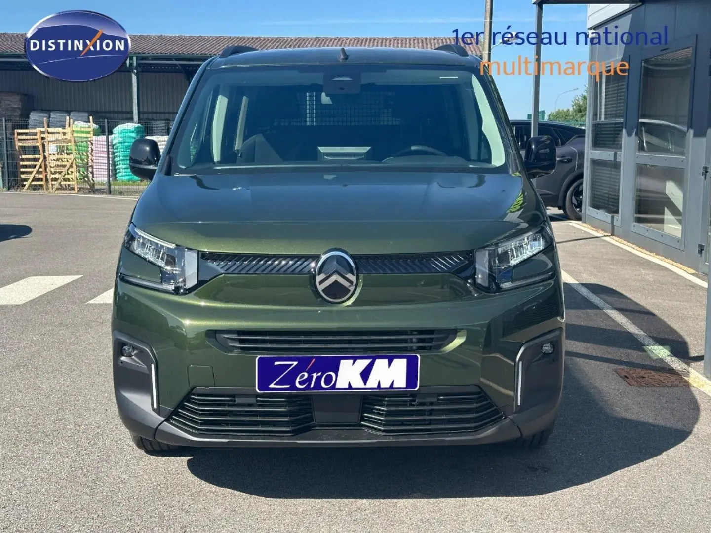 Vue frontale d'un Citroën Berlingo 2026 en vert Sirkka avec calandre noire et phares LED distinctifs.