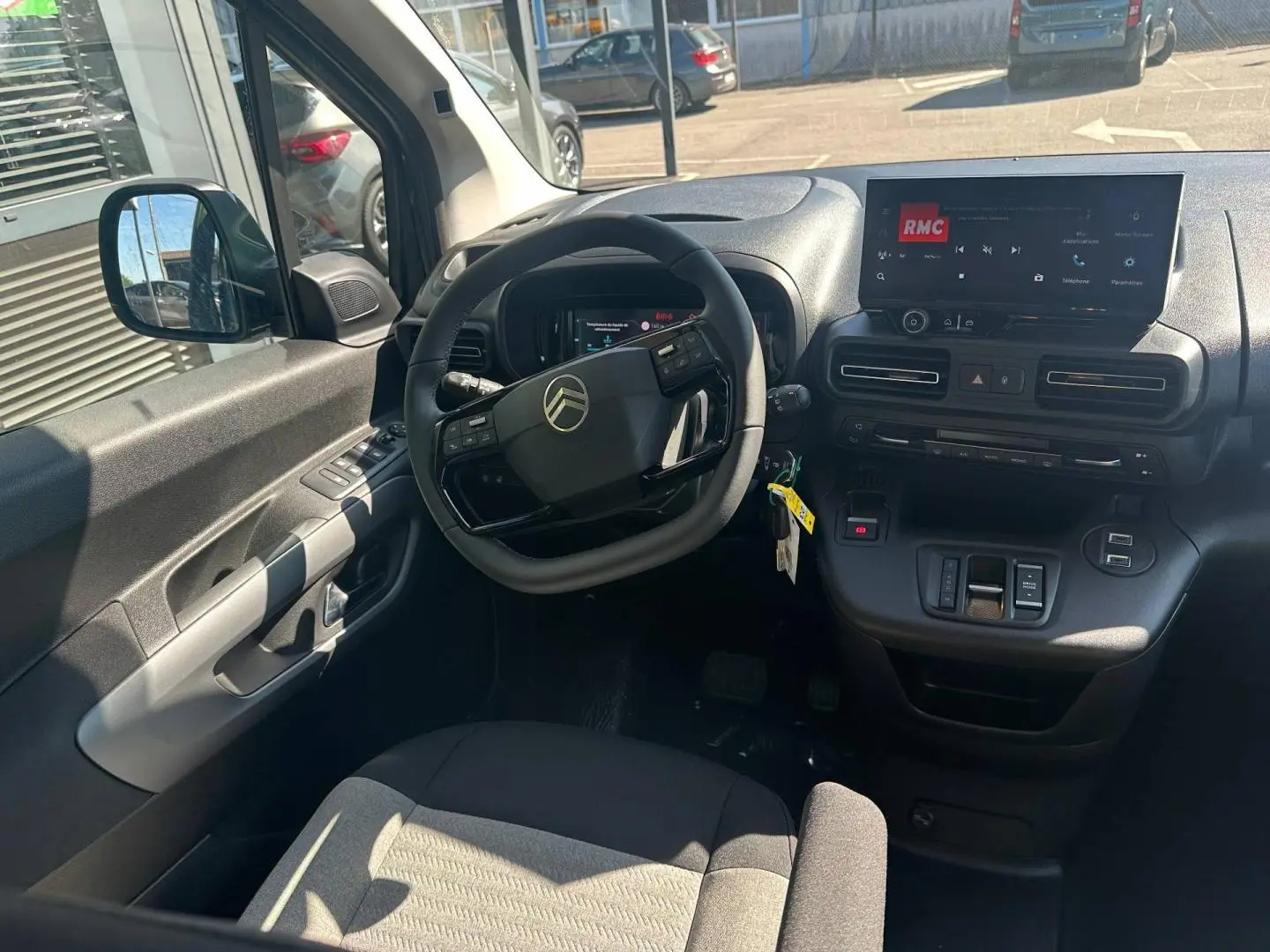 Vue intérieure côté conducteur du Citroën Berlingo 2026 avec tableau de bord noir et écran tactile central.