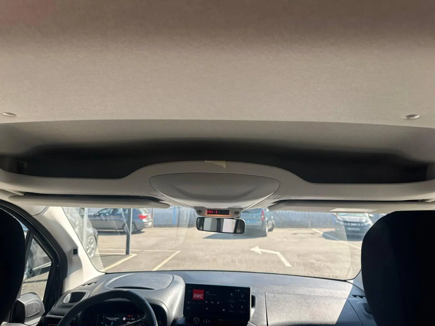 Vue intérieure avant du Citroën Berlingo Sirkka Green, mettant en valeur le tableau de bord et l’écran tactile central.