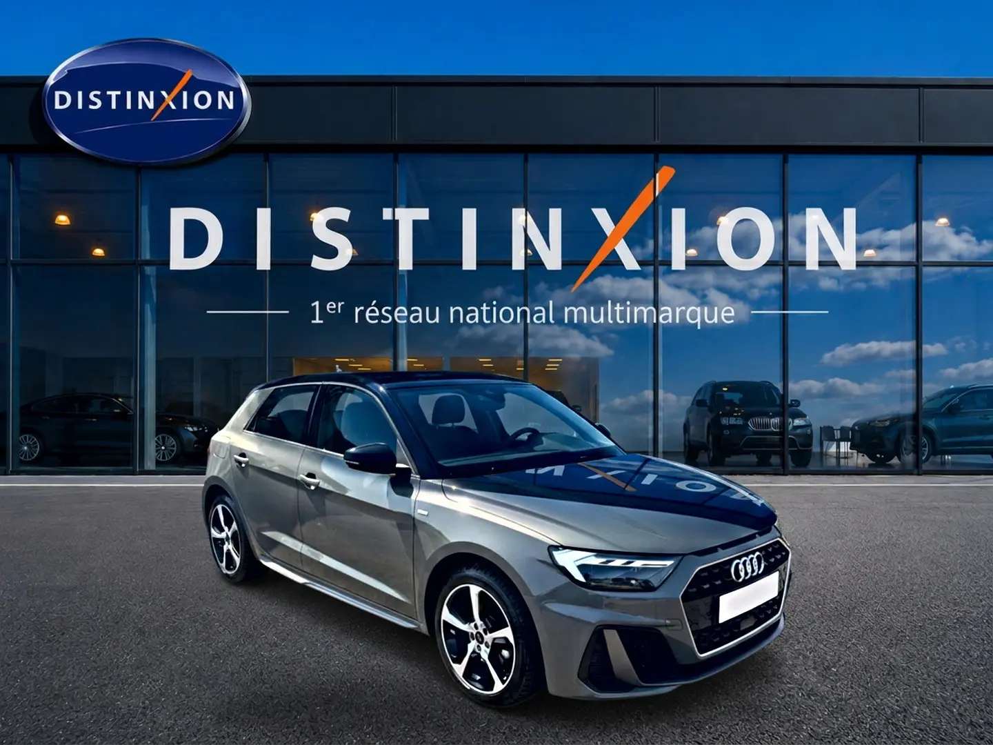 Audi A1 Sportback gris chronos vue 3/4 avant droit, avec jantes alliage et toit noir brillant.