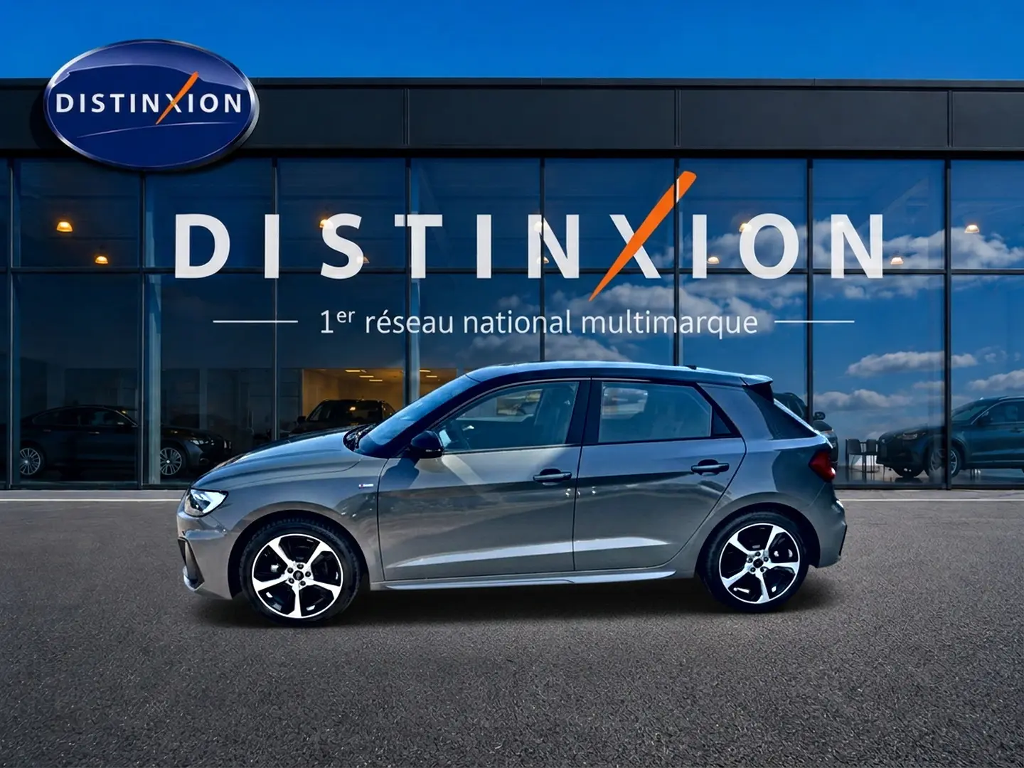 Audi A1 Sportback gris chronos vue de profil côté gauche, avec jantes alu et toit noir contrasté.