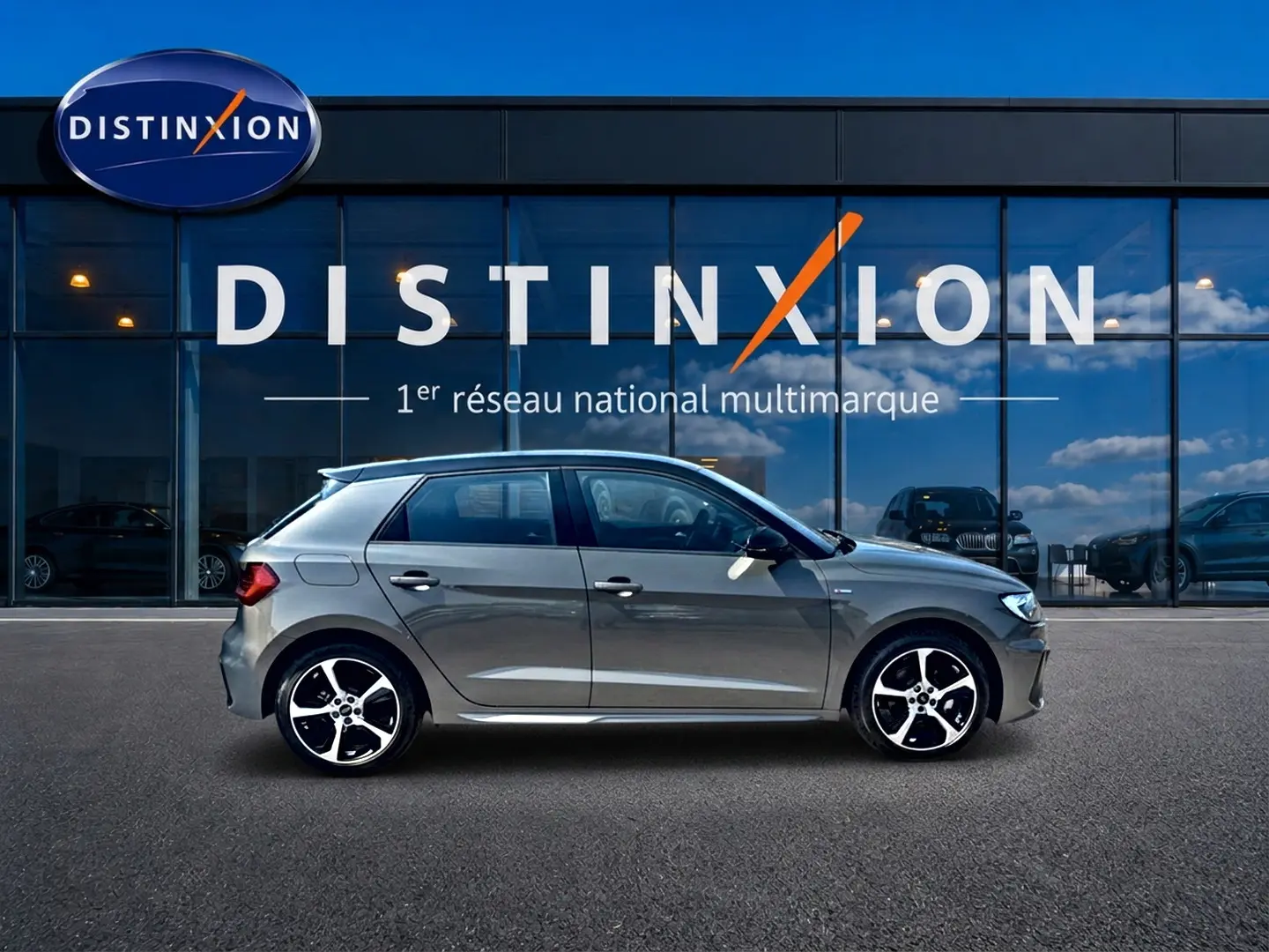 Audi A1 Sportback gris chronos vue de profil côté gauche, avec jantes alliage et toit noir contrasté.