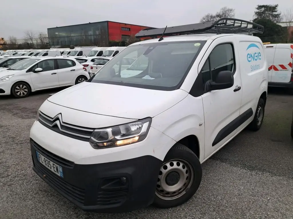 Vue 3/4 avant droite d’un Citroën Berlingo blanc utilitaire avec galerie de toit et logo Engie sur la porte latérale.