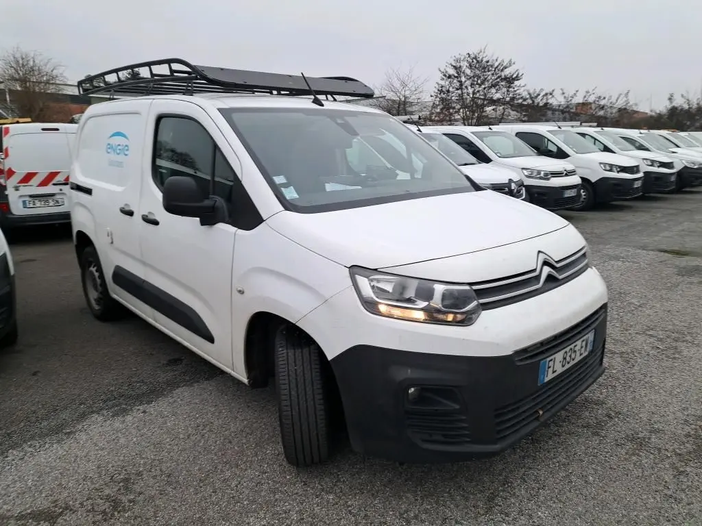 Citroën Berlingo blanc en 3/4 avant droit avec galerie de toit et logo ENGIE sur la porte latérale.
