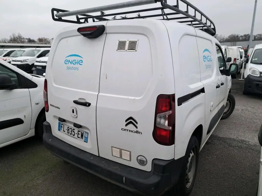 Vue 3/4 arrière droite d’un utilitaire blanc Citroën Berlingo 2019 avec marquage Engie Solutions et galerie de toit noire.