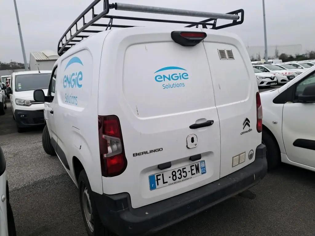 Vue 3/4 arrière droite d'un Citroën Berlingo blanc utilitaire avec logo Engie Solutions et galerie de toit noire.
