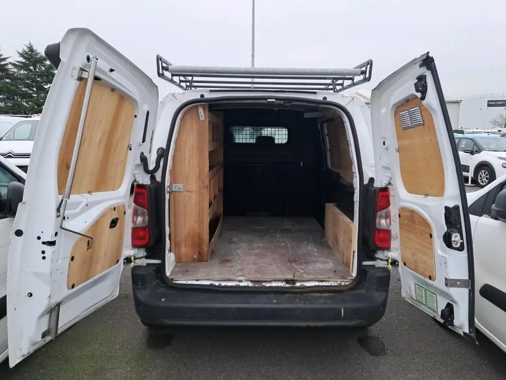 Vue arrière ouverte du Citroën Berlingo blanc 2019, montrant l'intérieur utilitaire avec aménagements en bois.