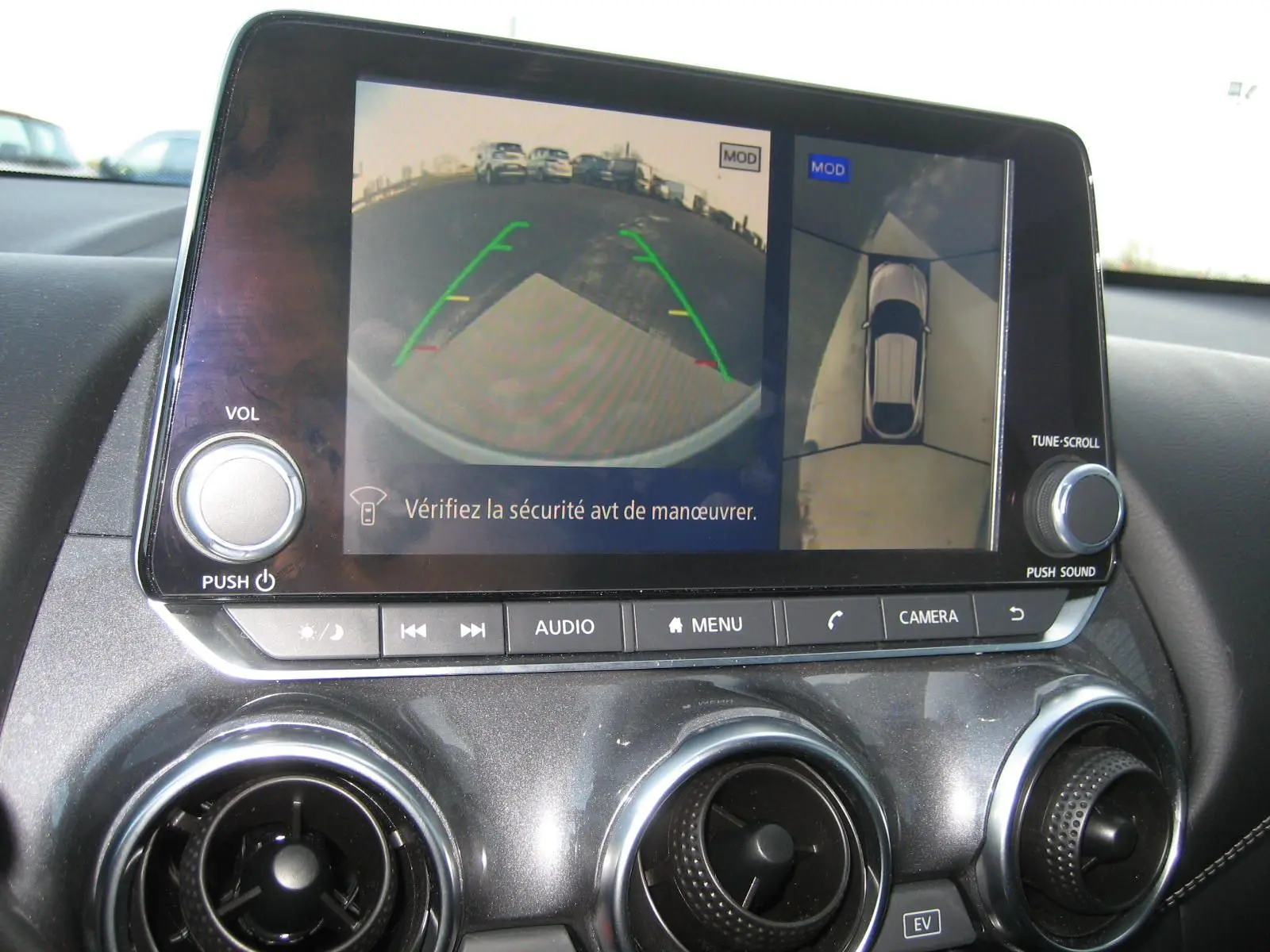 Écran central du Nissan Juke 1.6 Hybrid 143 Tekna 2024 montrant la caméra de recul et vue 360, intérieur noir.