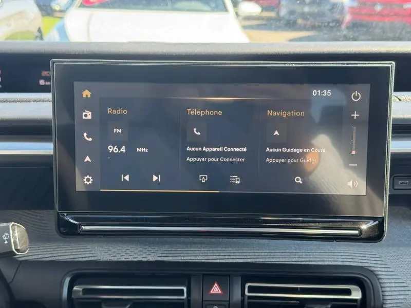 Écran tactile central du tableau de bord de la Citroën C3 Aircross blanc Banquise, affichant radio, téléphone et navigation.