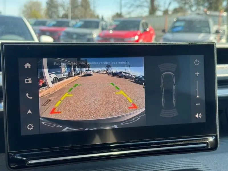 Écran tactile intérieur montrant la caméra de recul du Citroën C3 Aircross blanc Banquise avec affichage des guidages colorés.