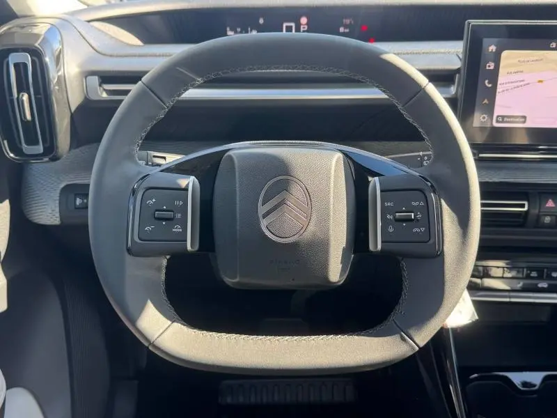 Vue frontale du volant noir mat de la Citroën C3 Aircross 2026 avec commandes intégrées et tableau de bord numérique.