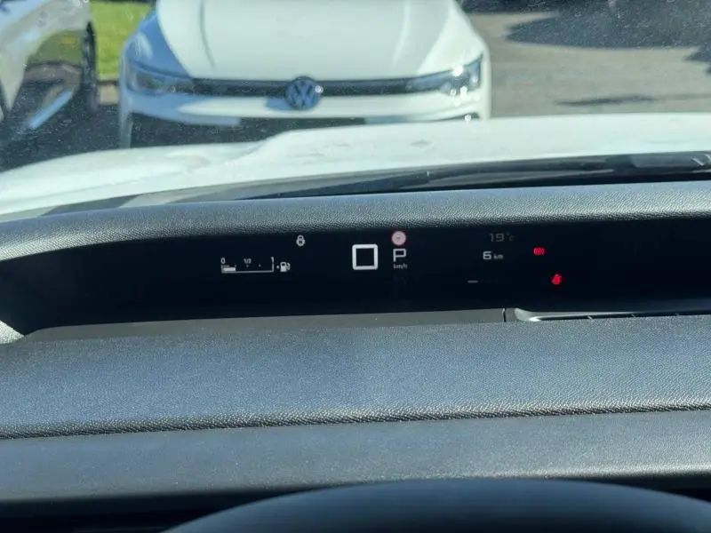 Vue intérieure du tableau de bord numérique du Citroën C3 Aircross 2026, affichage clair en position parking.