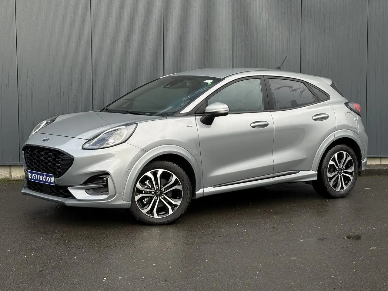 Ford Puma Ecoboost 155 ST Line gris Solar en 3/4 avant droit, avec jantes alliage et vitres surteintées.