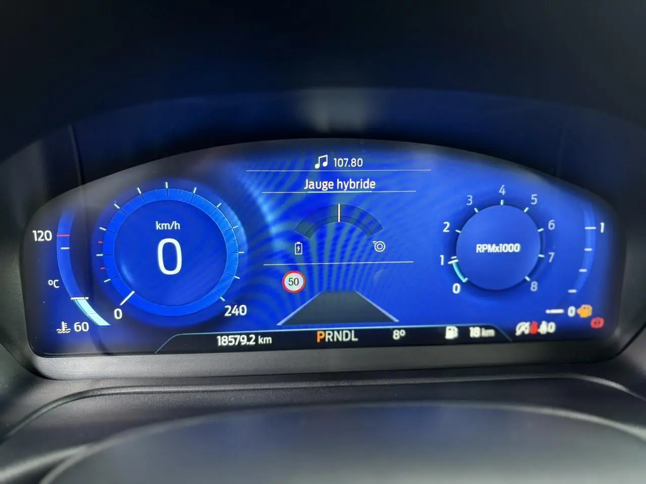 Combiné d'instrumentation numérique bleu de Ford Puma Ecoboost 2023 affichant vitesse, RPM et jauge hybride.