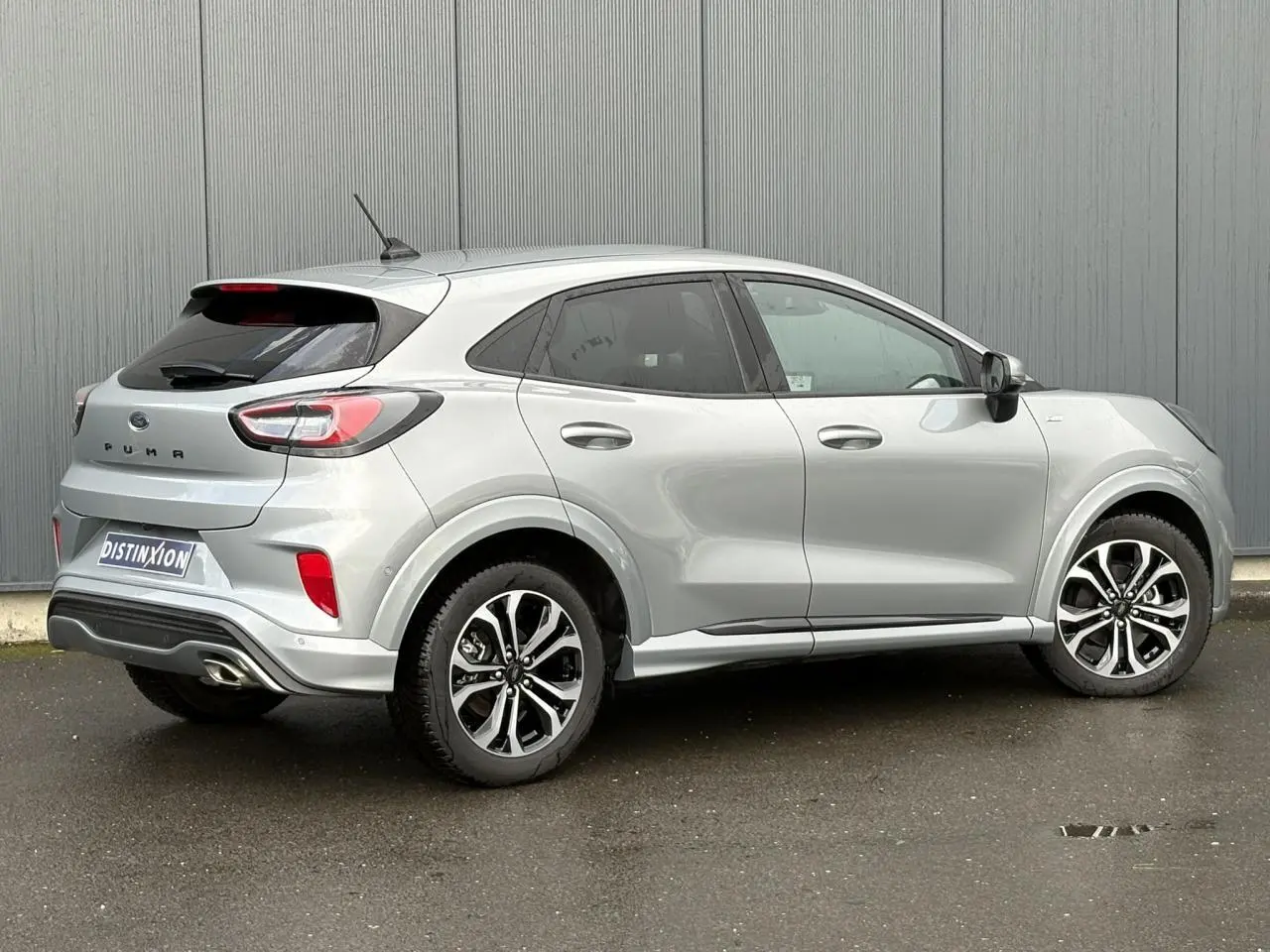Vue 3/4 arrière droite d'un Ford Puma gris Solar avec jantes alliage 17 pouces et hayon électrique.