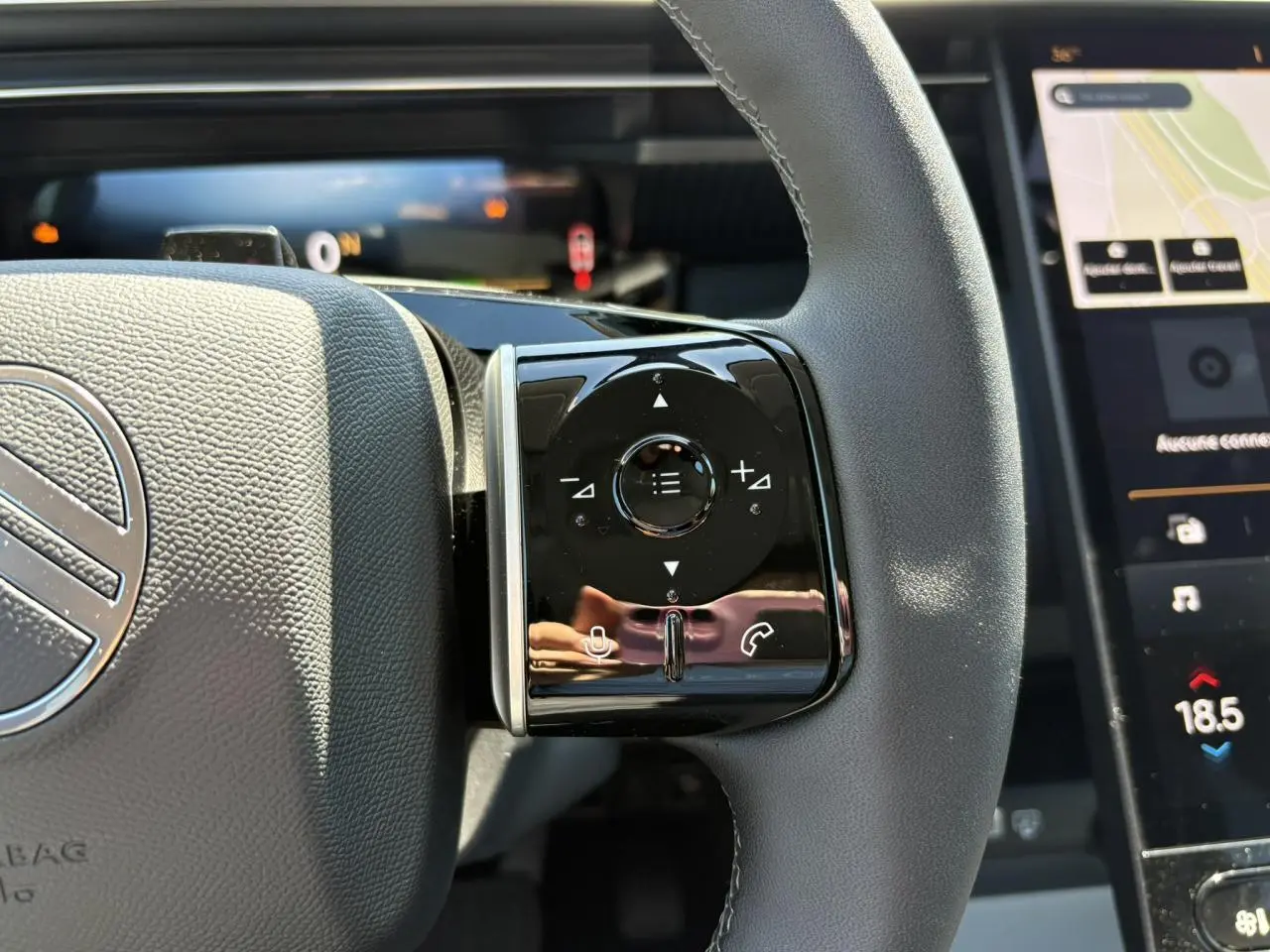 Gros plan sur le volant noir avec commandes multifonctions et écran tactile de navigation du Citroën C5 Aircross 2026.