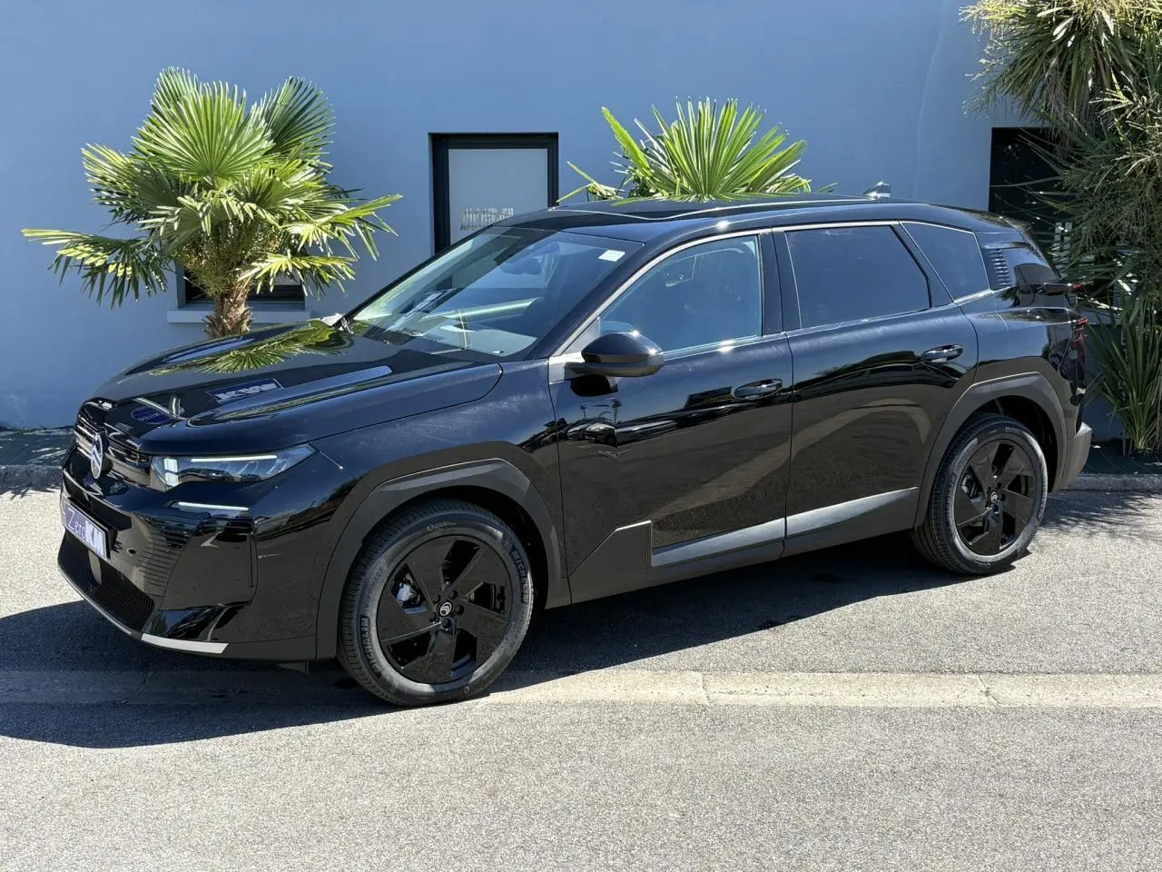 Vue 3/4 avant droite du Citroën C5 Aircross noir Perla avec jantes noires et toit ouvrant vitré panoramique.