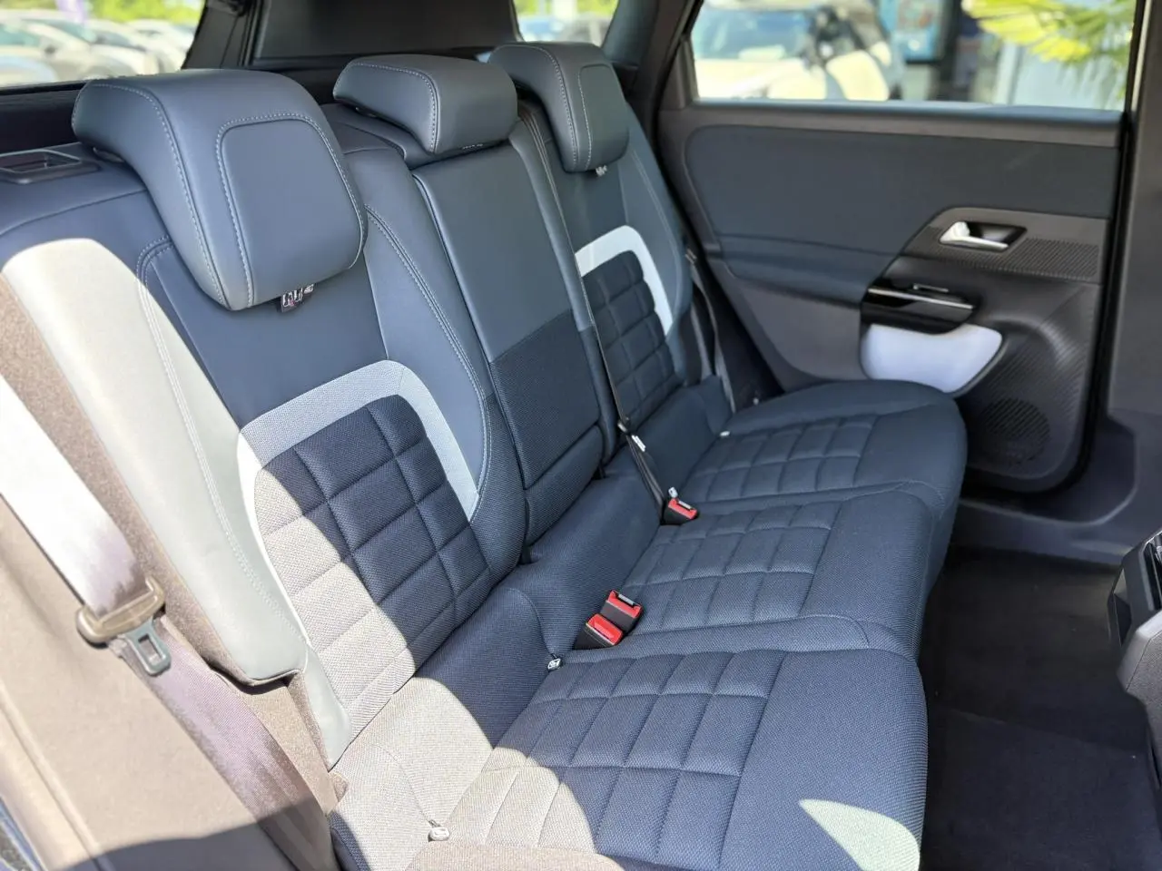 Vue latérale droite des sièges arrière en tissu bleu et toile enduite du Citroën C5 Aircross NV Hybrid 2026.