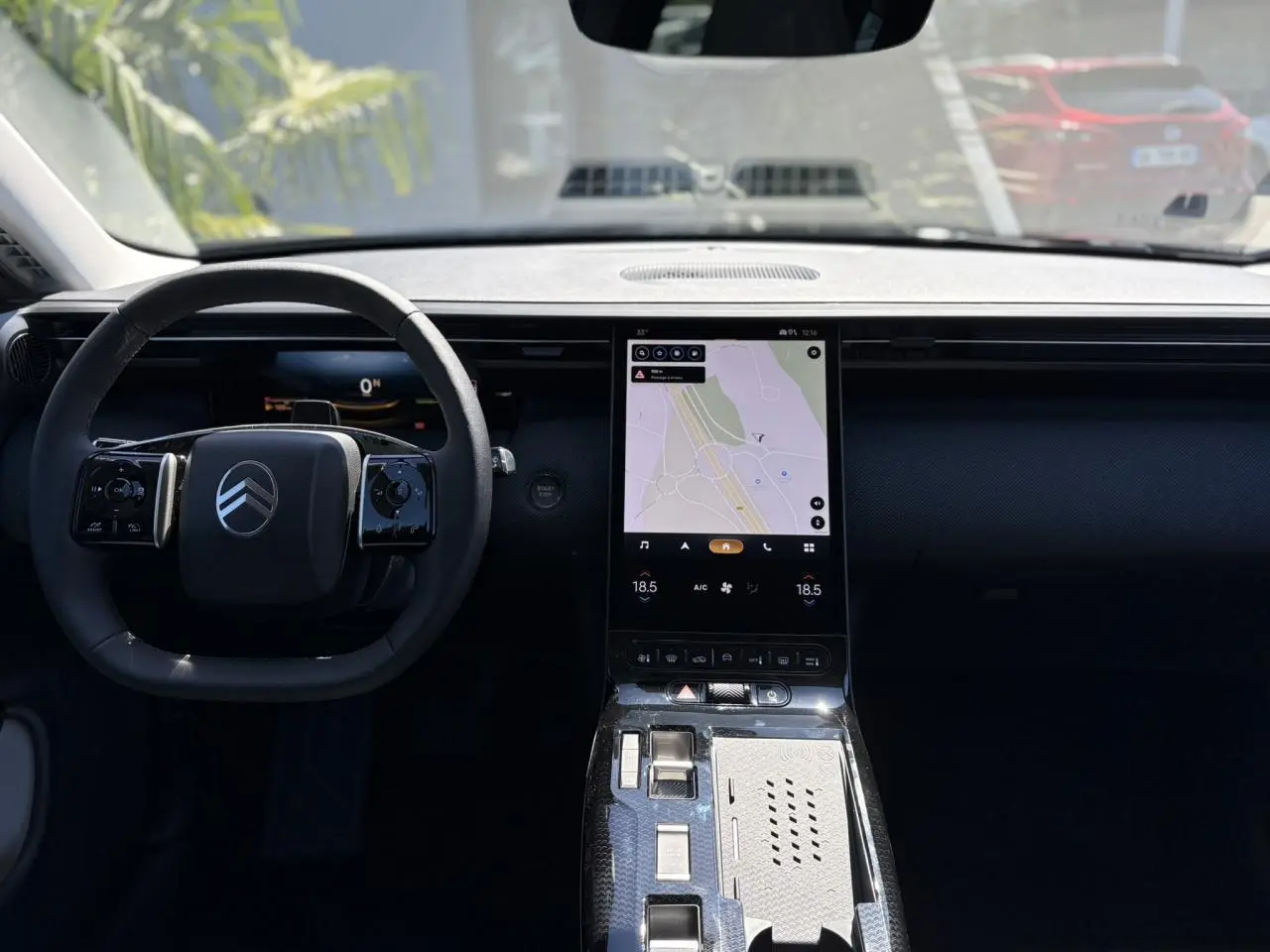 Vue intérieure frontale du tableau de bord du Citroën C5 Aircross noir avec grand écran tactile vertical et volant multifonctions.