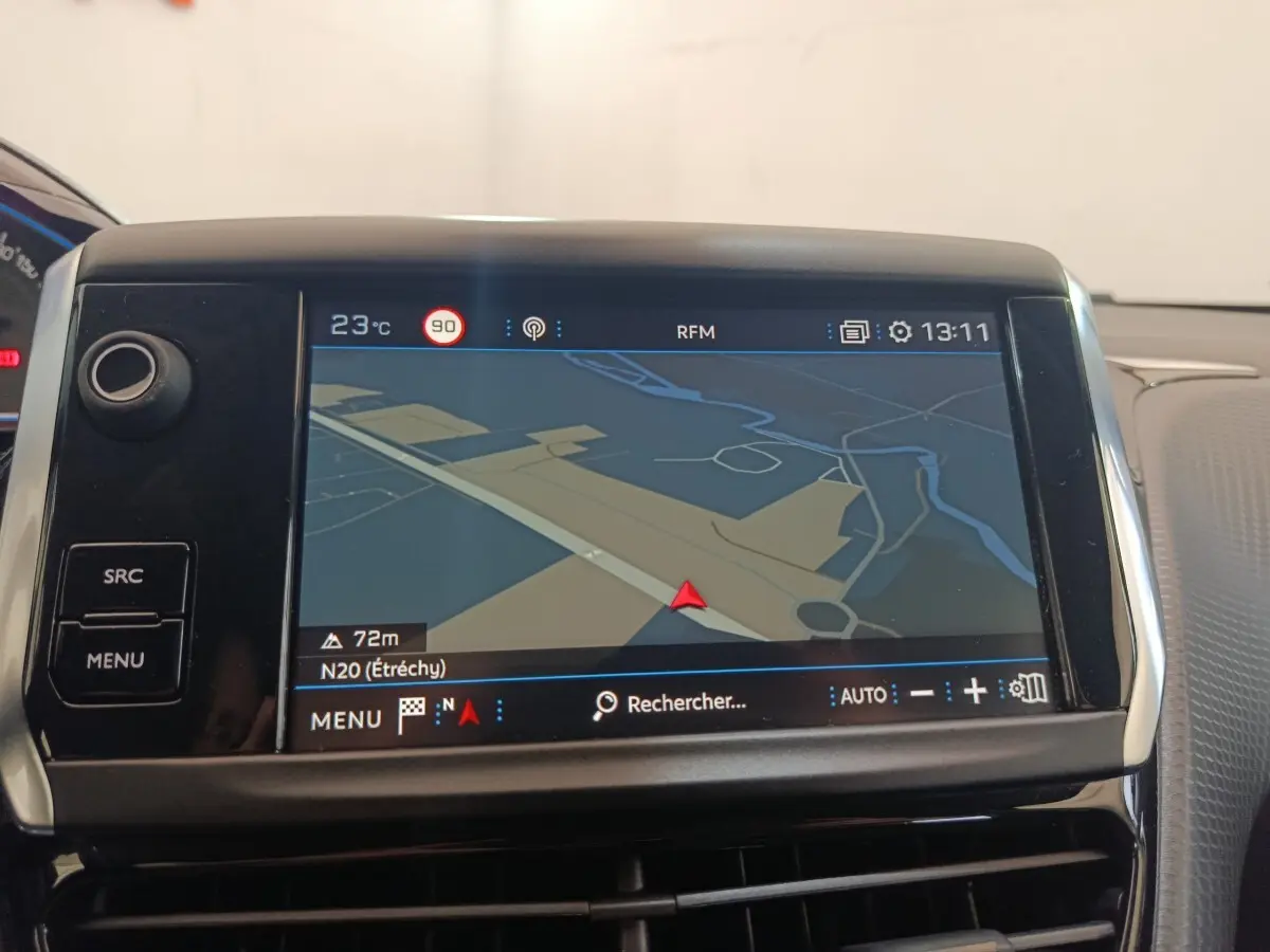 Écran tactile de navigation 7 pouces du tableau de bord du Peugeot 2008 gris foncé, vue frontale rapprochée.