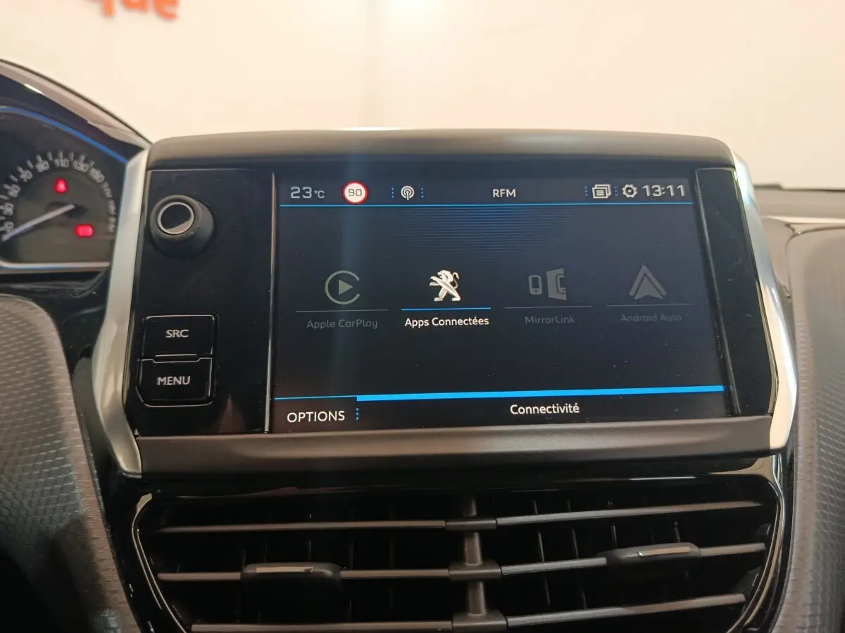 Écran tactile central de la Peugeot 2008 gris foncé affichant les applications connectées, vue intérieure frontale.