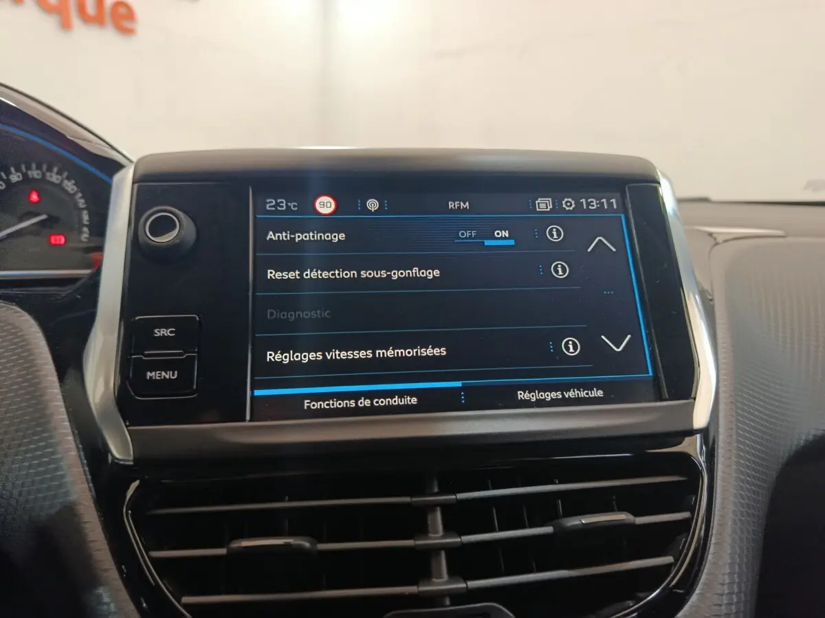 Écran tactile central affichant les réglages de conduite dans l’habitacle d’une Peugeot 2008 gris foncé, vue de face.