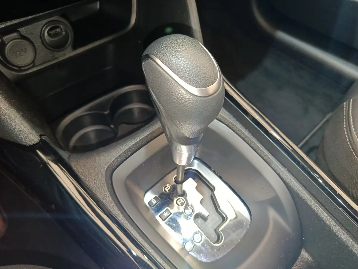 Gros plan sur le levier de vitesses automatique en cuir noir du Peugeot 2008 gris foncé, vue intérieure centrale.
