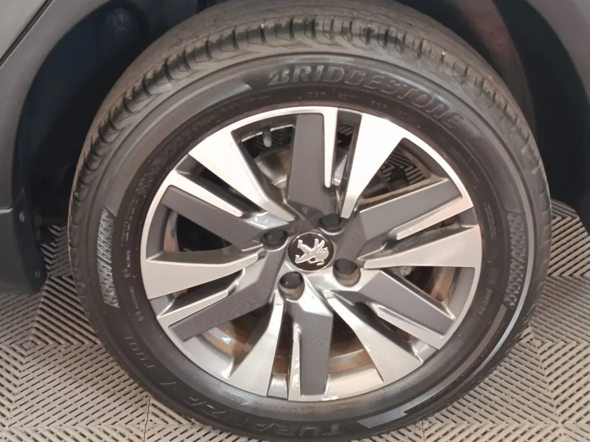 Gros plan sur la jante alliage argent et gris foncé d’un Peugeot 2008 Puretech 110 S&S EAT6 Allure.