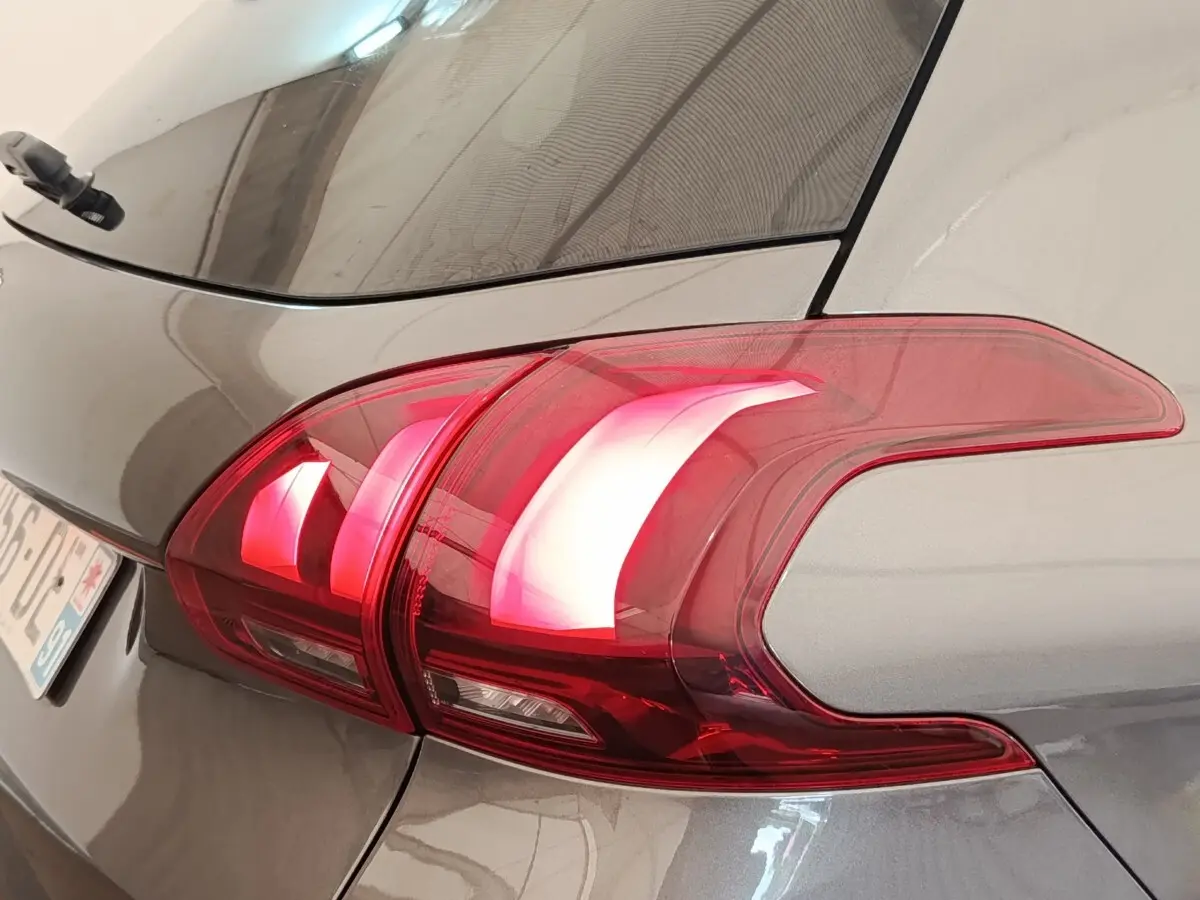 Gros plan sur le feu arrière droit rouge d’une Peugeot 2008 gris foncé vue de l’arrière en 2019.