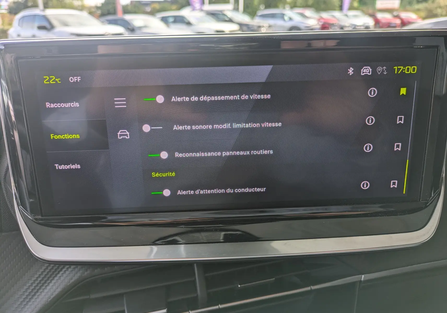 Écran tactile 10 pouces du Peugeot 2008 Hybrid 145, affichant les options d’alerte de sécurité du conducteur.