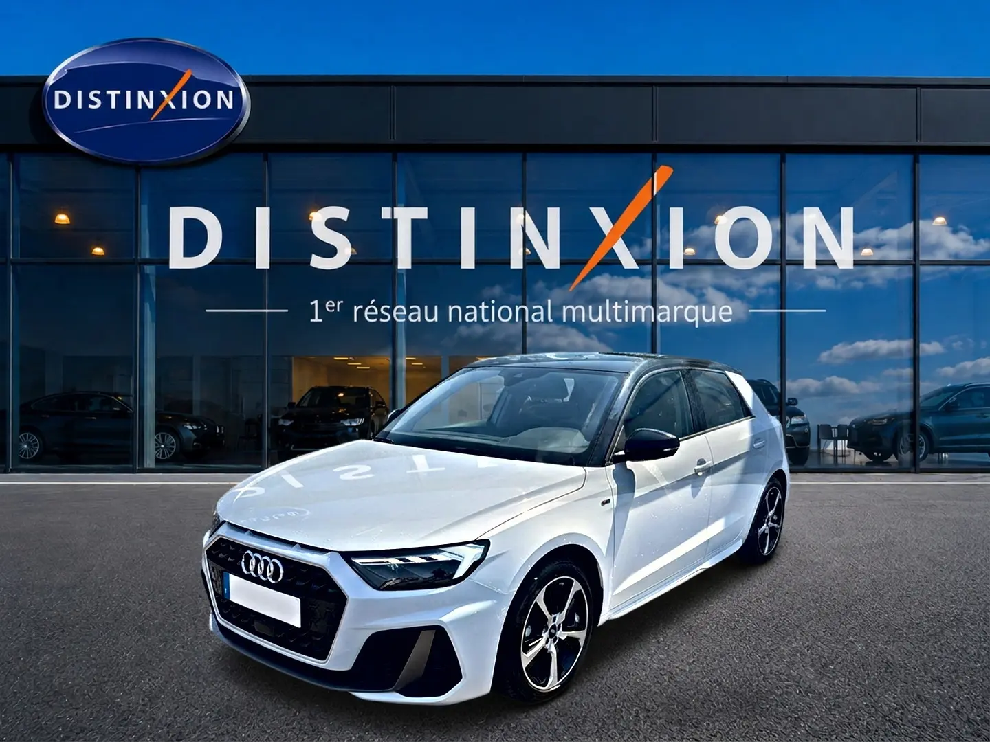 Audi A1 Sportback blanc et noir vue 3/4 avant droit, avec jantes alliage et toit noir brillant.