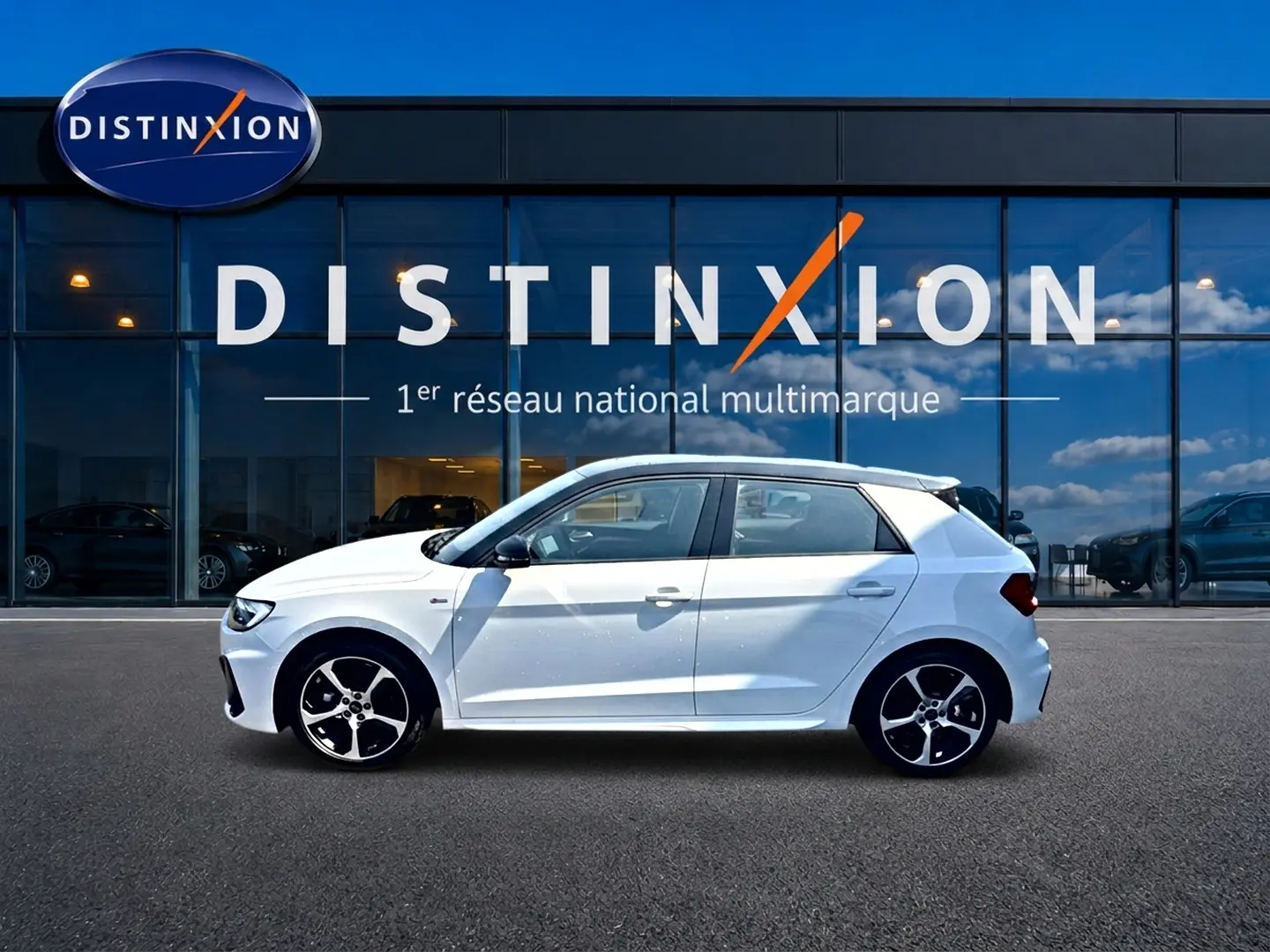 Audi A1 Sportback blanc avec toit noir en vue profil côté gauche devant une vitrine Distinxion.