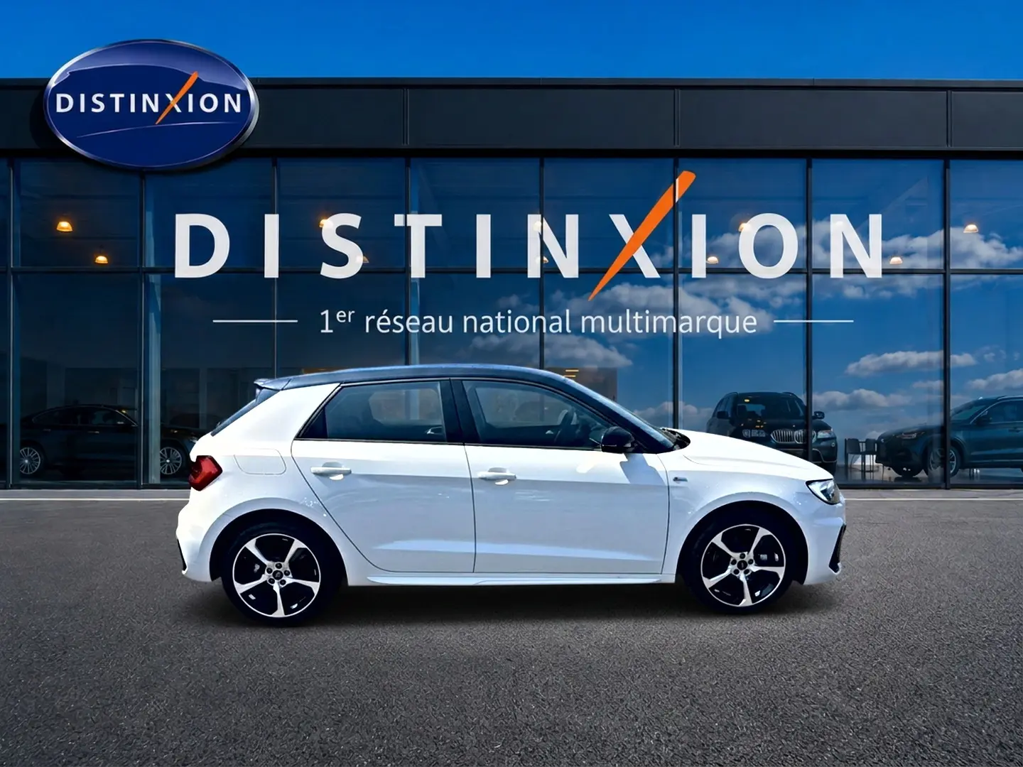 Audi A1 Sportback blanc et noir vue de profil côté gauche, avec jantes alliage et toit contrasté noir.