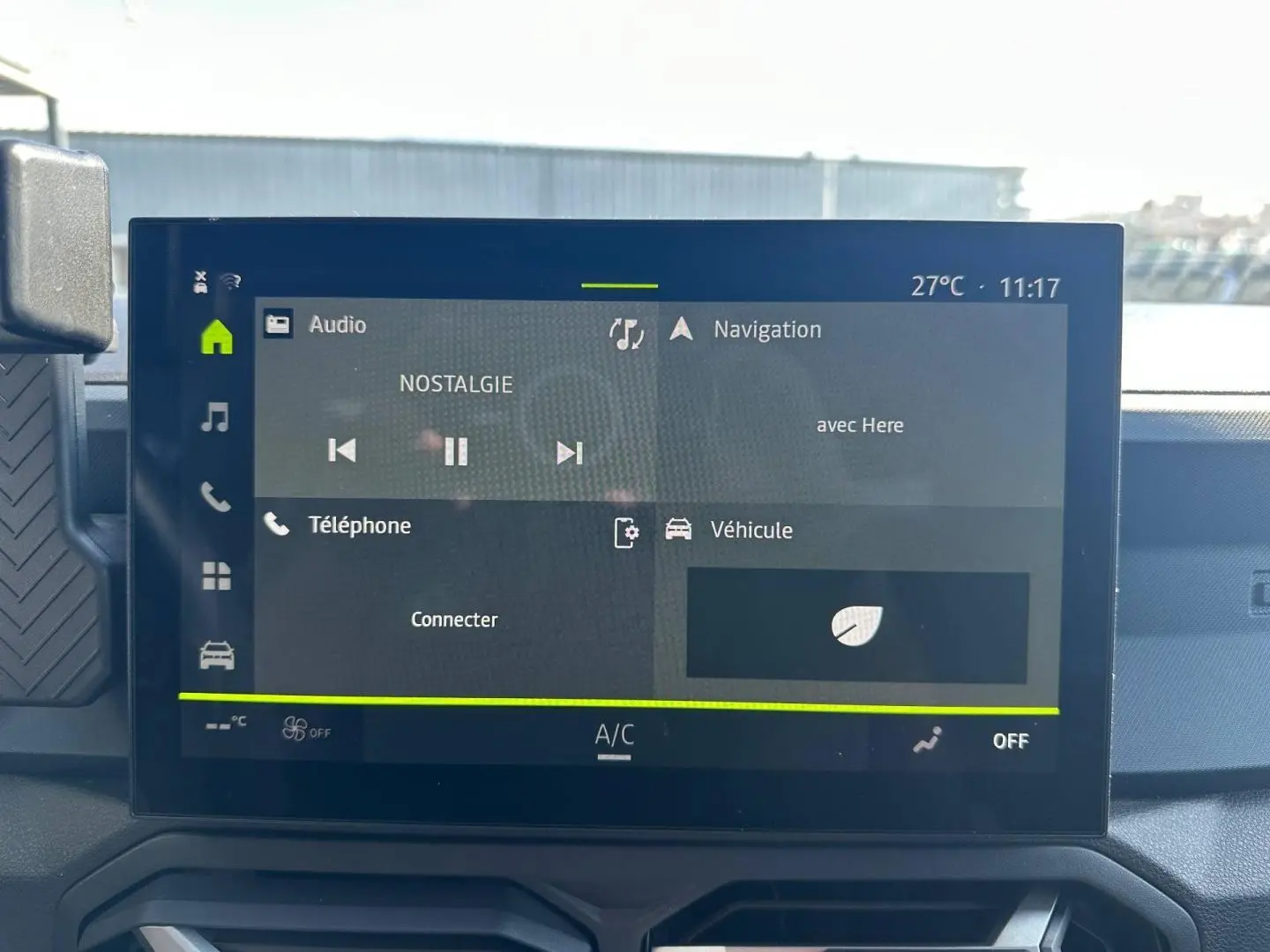 Écran tactile central du tableau de bord du Dacia Duster 2025 affichant les menus audio, navigation et téléphone.