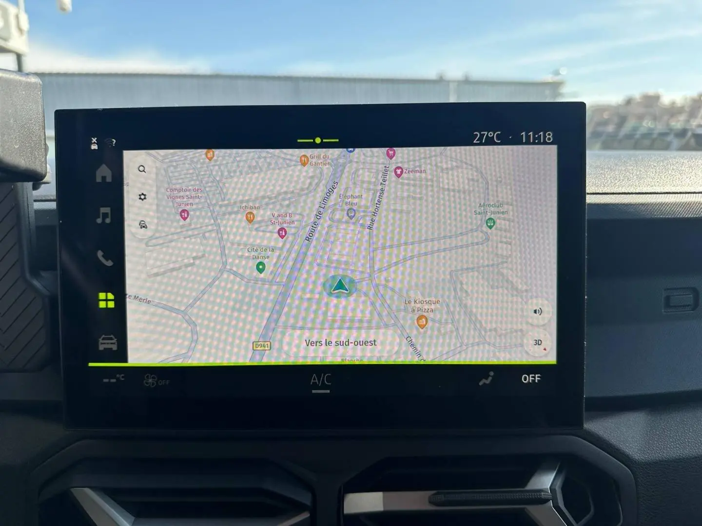 Écran tactile central du tableau de bord du Dacia Duster 2025 affichant la navigation GPS en plein jour.