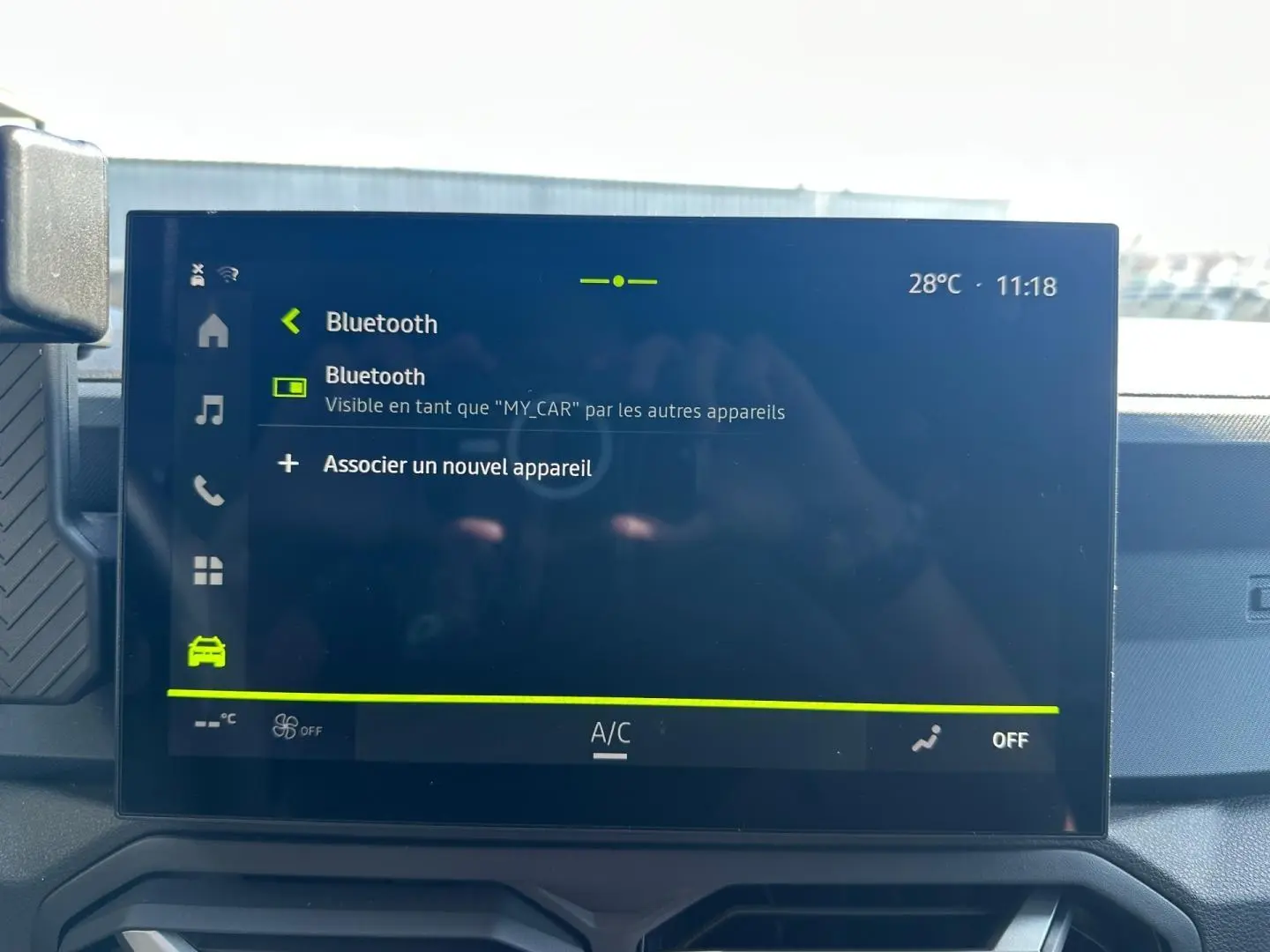 Écran tactile central du Dacia Duster 2025 affichant le menu Bluetooth, avec tableau de bord en arrière-plan.
