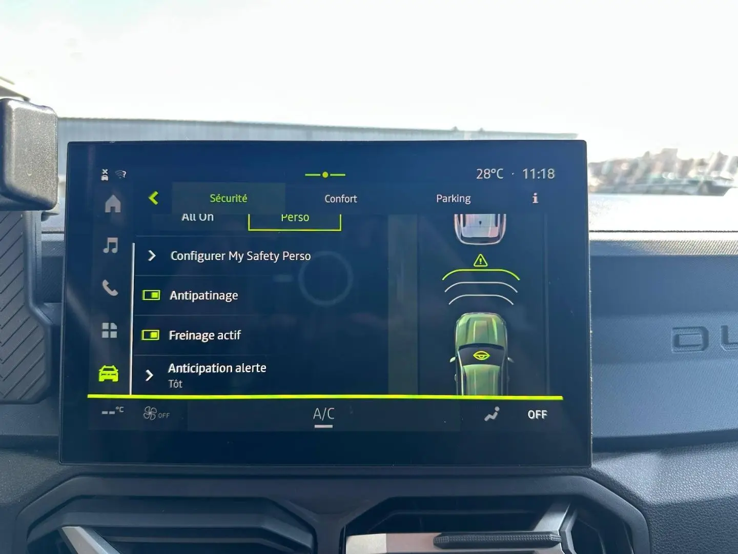 Écran tactile du tableau de bord du Dacia Duster 2025 affichant les options de sécurité et assistance à la conduite.